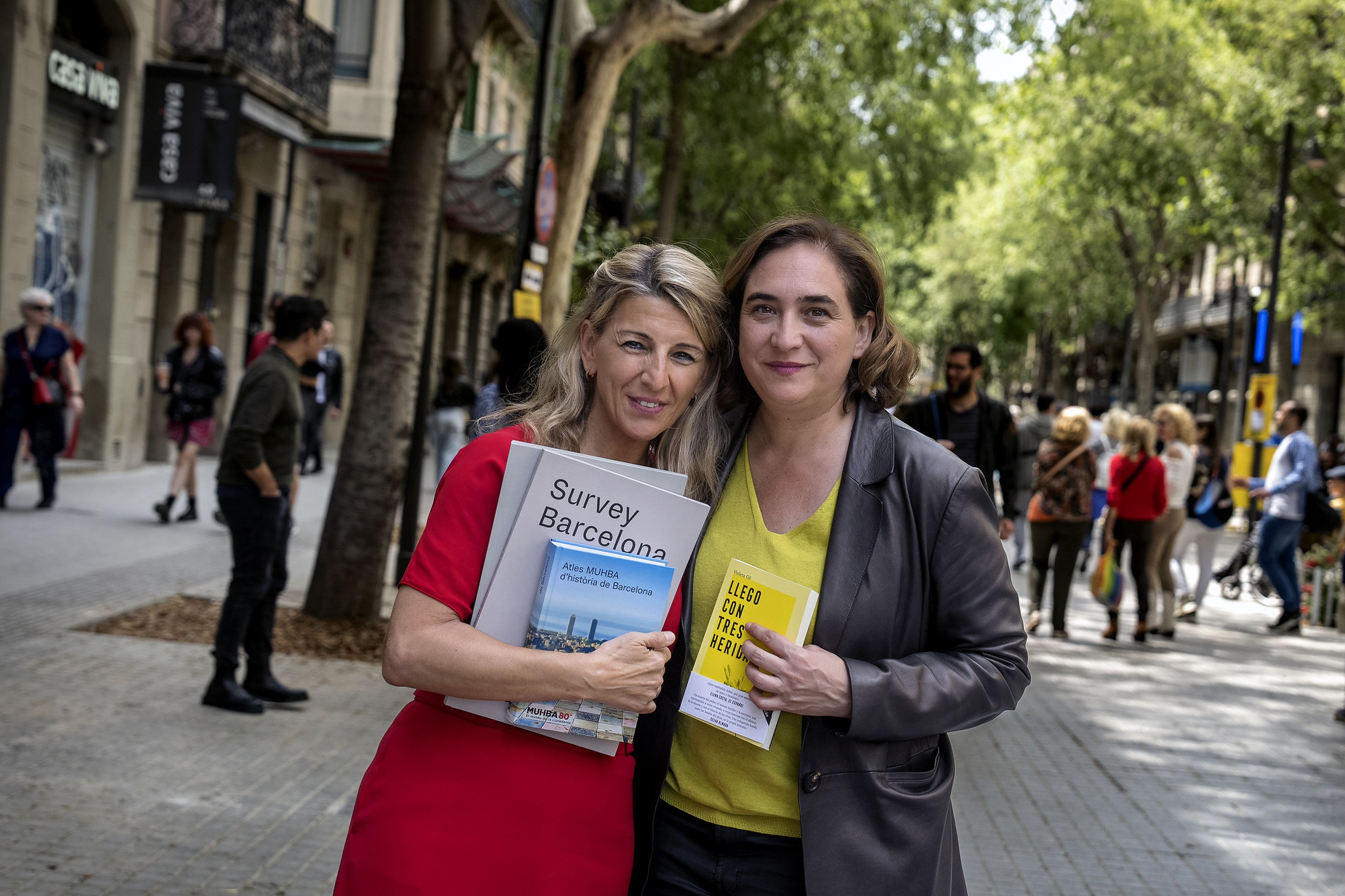 Yolanda Díaz, líder de Sumar (izquierda) y Ada Colau, actual alcaldesa de Barcelona (derecha).
