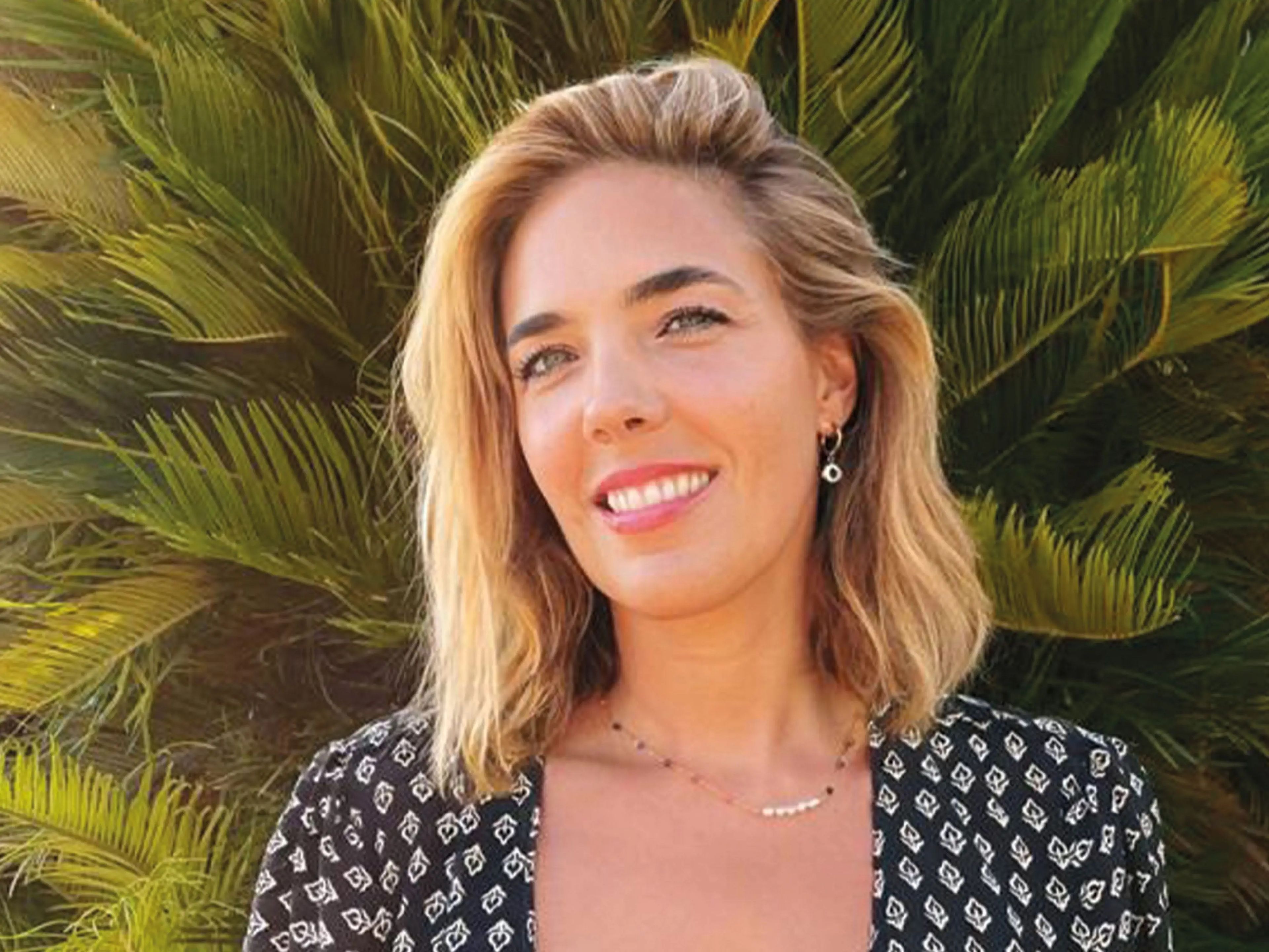 Alexia Parmigiani trabaja para un club en Ibiza reservando tumbonas en la playa.