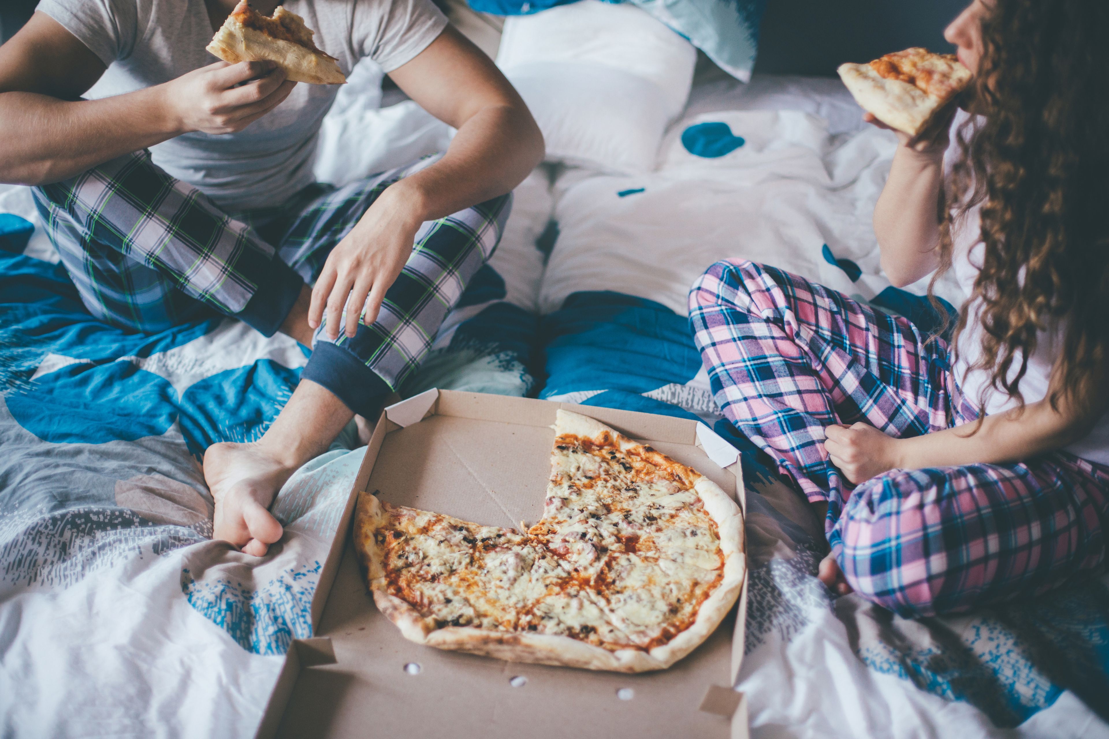 alimentos afectar sueño, pizza, comer en la cama