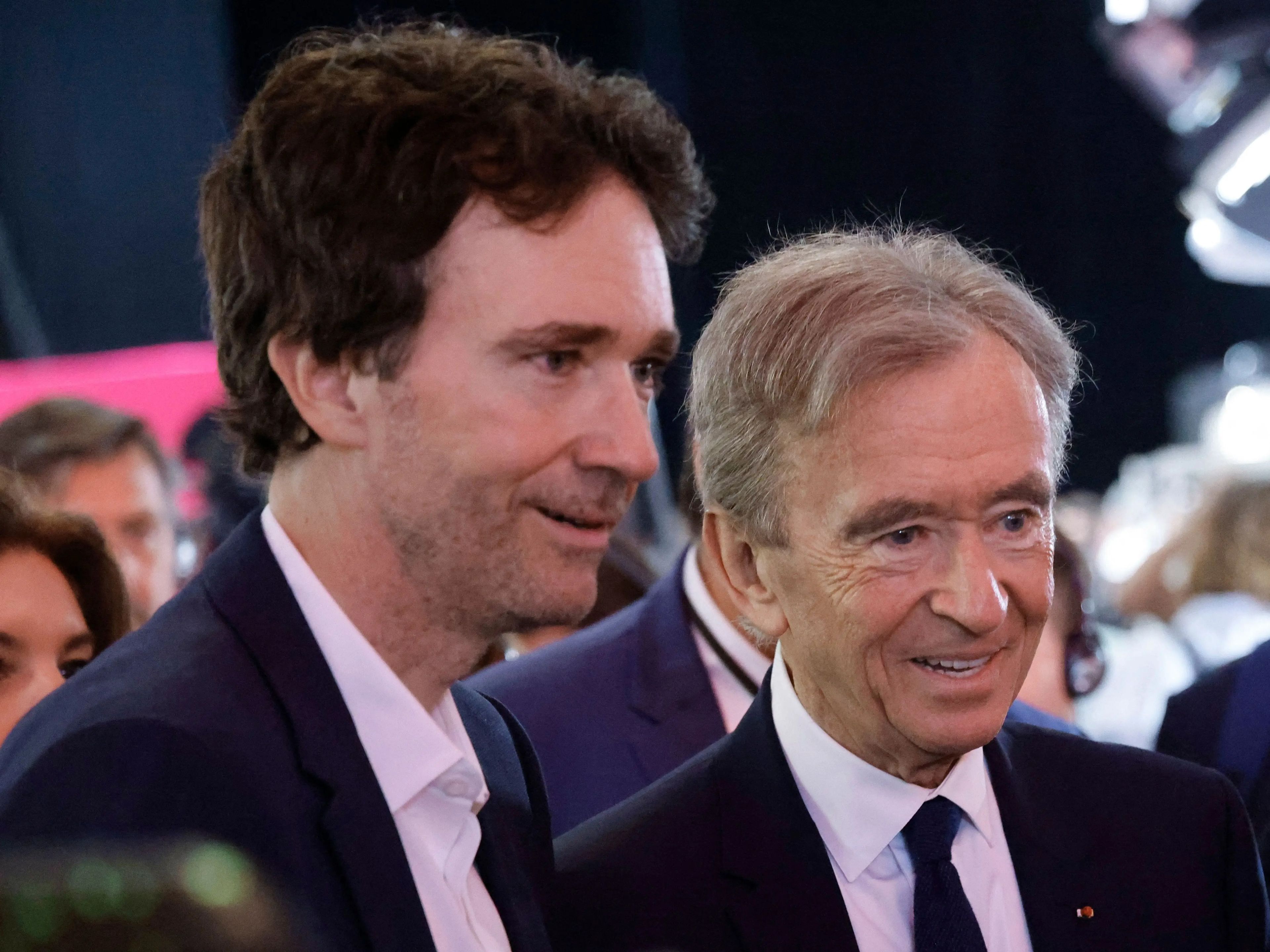 Antoine Arnault con su padre Bernard, CEO de LVMH, en la conferencia VivaTech en París.