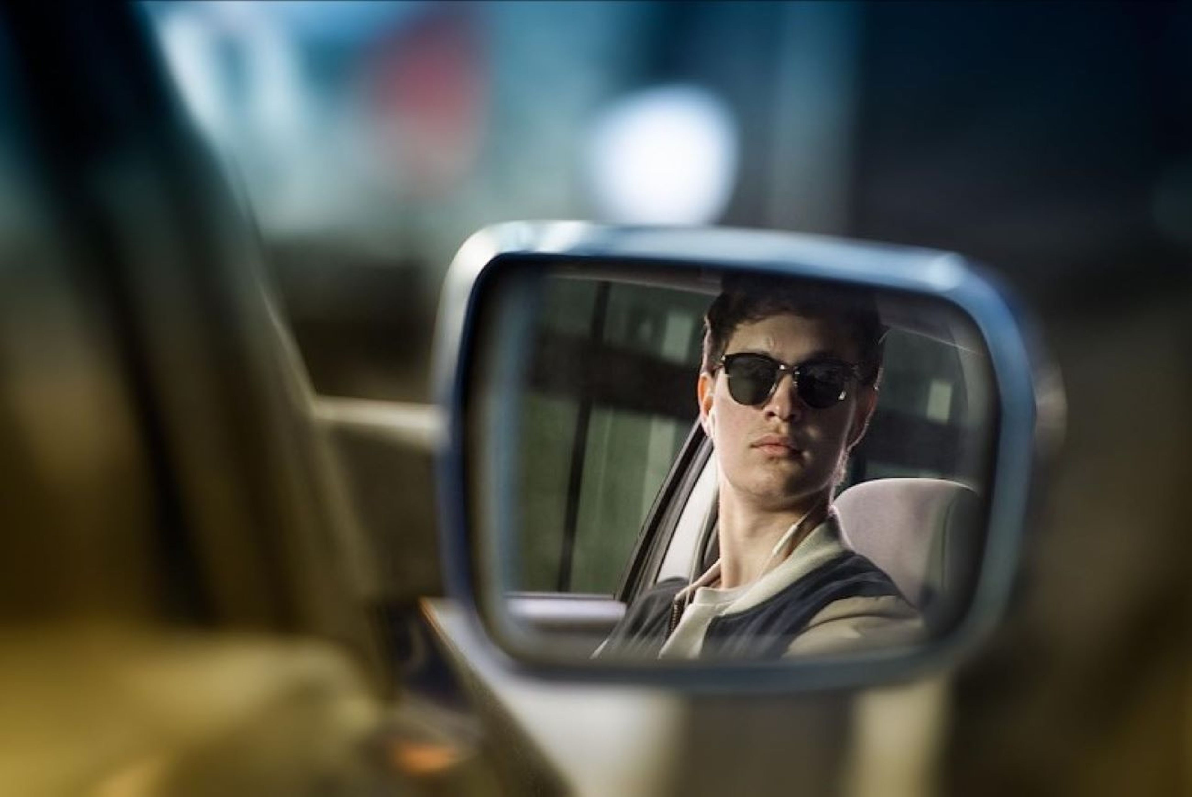 Baby Driver, coche, gafas de sol