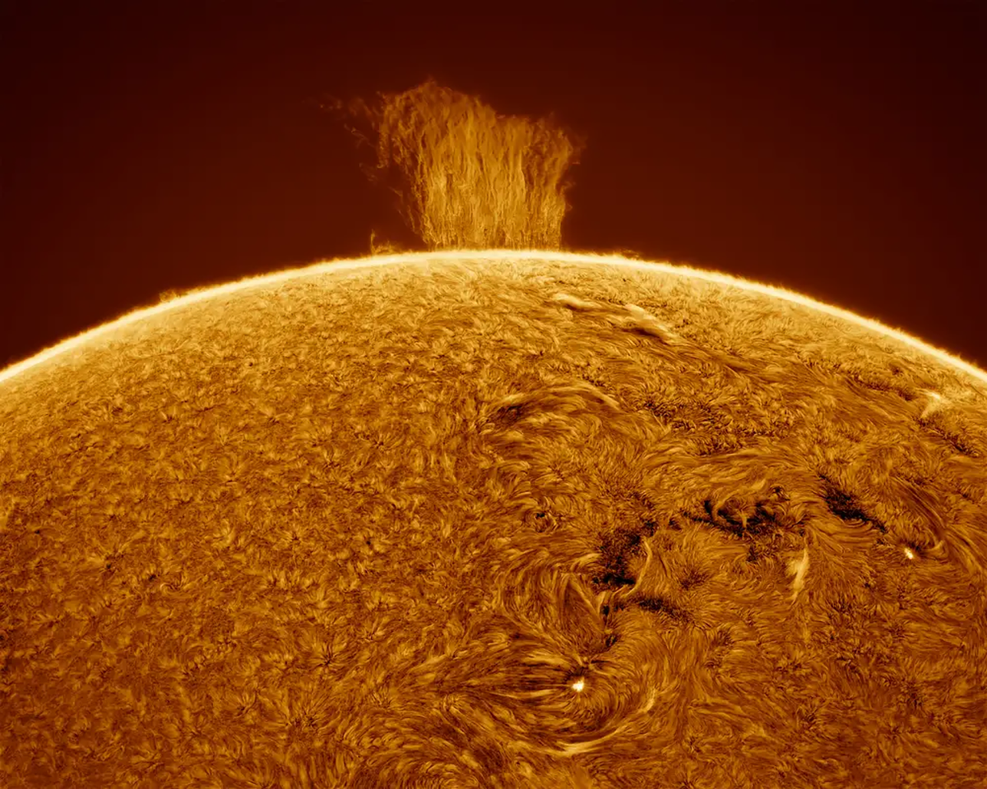 Cascada de plasma en la superficie del Sol