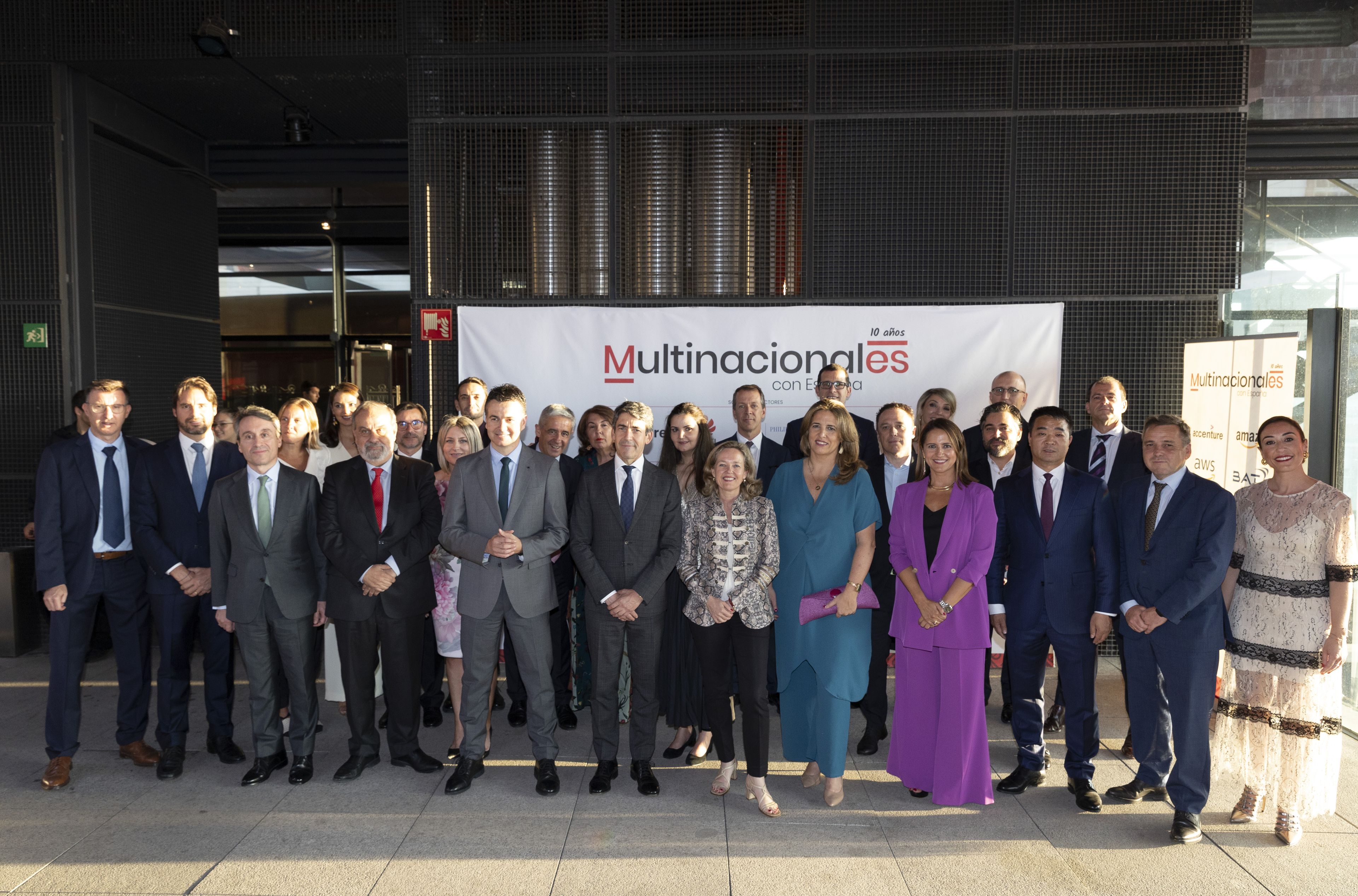 Nadia Calviño, vicepresidenta primera del Gobierno y ministra de Economía, junto a los socios de Multinacionales con España. 
