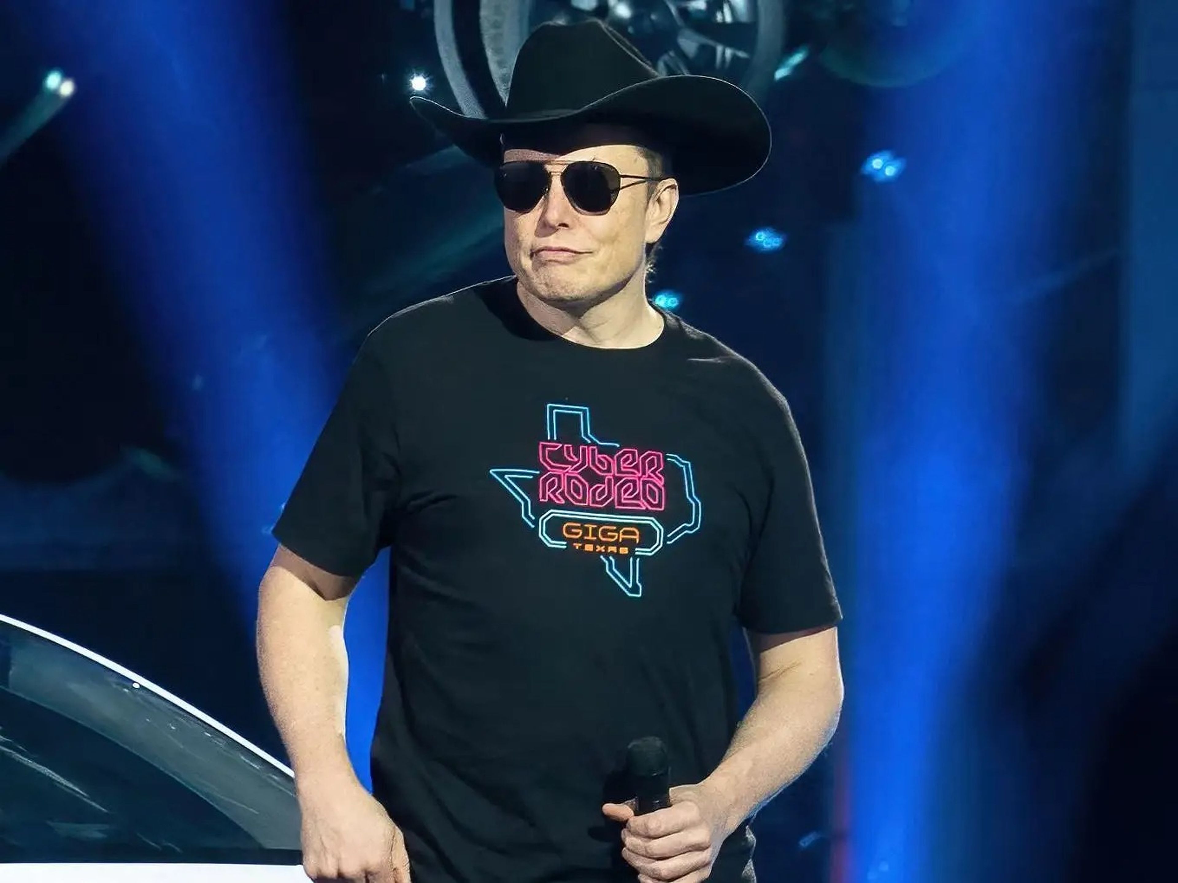 Elon Musk, consejero delegado de Tesla, habla en la fiesta de inauguración de la fábrica Tesla Giga Texas Cyber Rodeo.