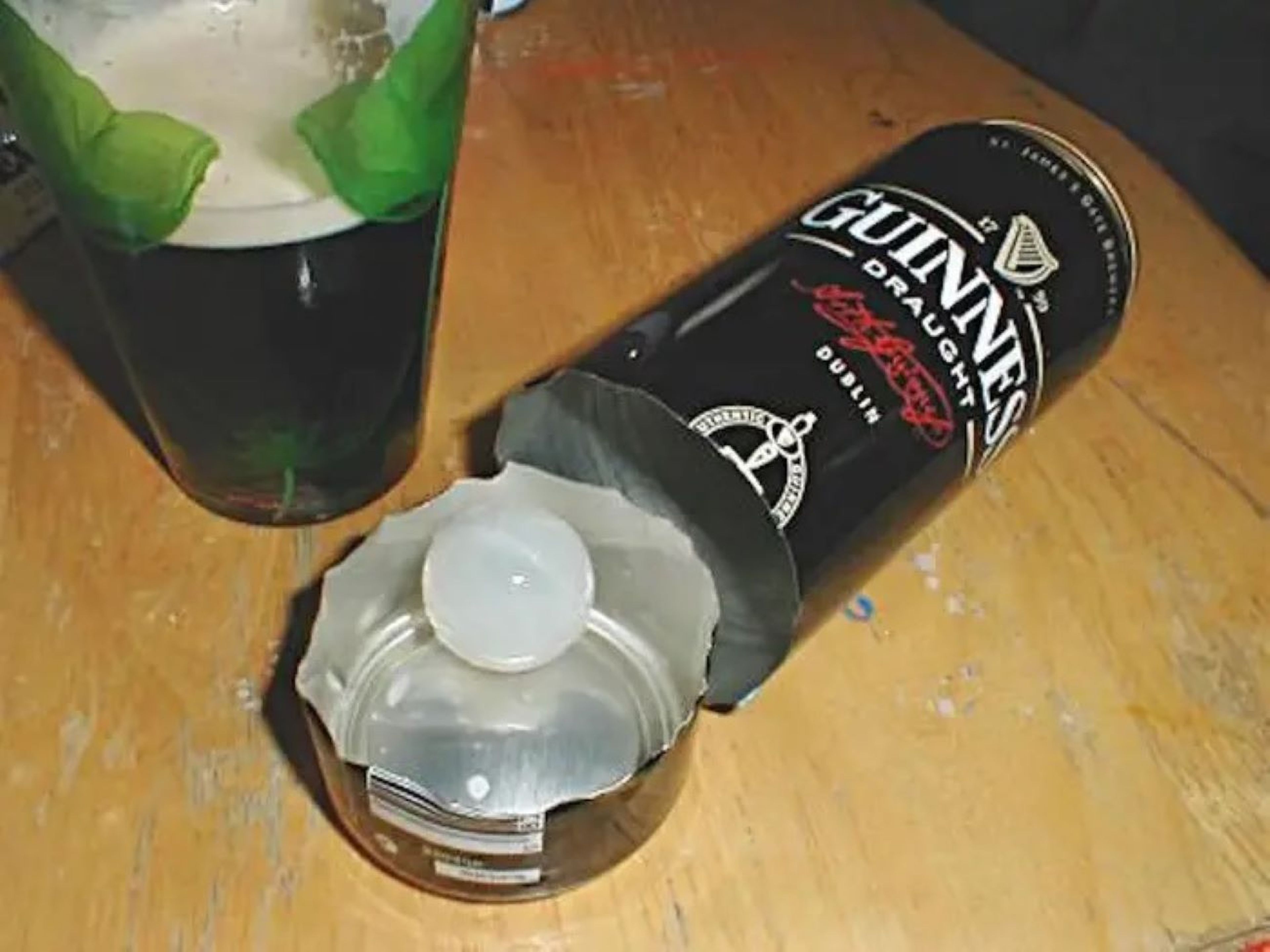 Una bola de plástico, o 'widget', dentro de una lata de cerveza Guinness.
