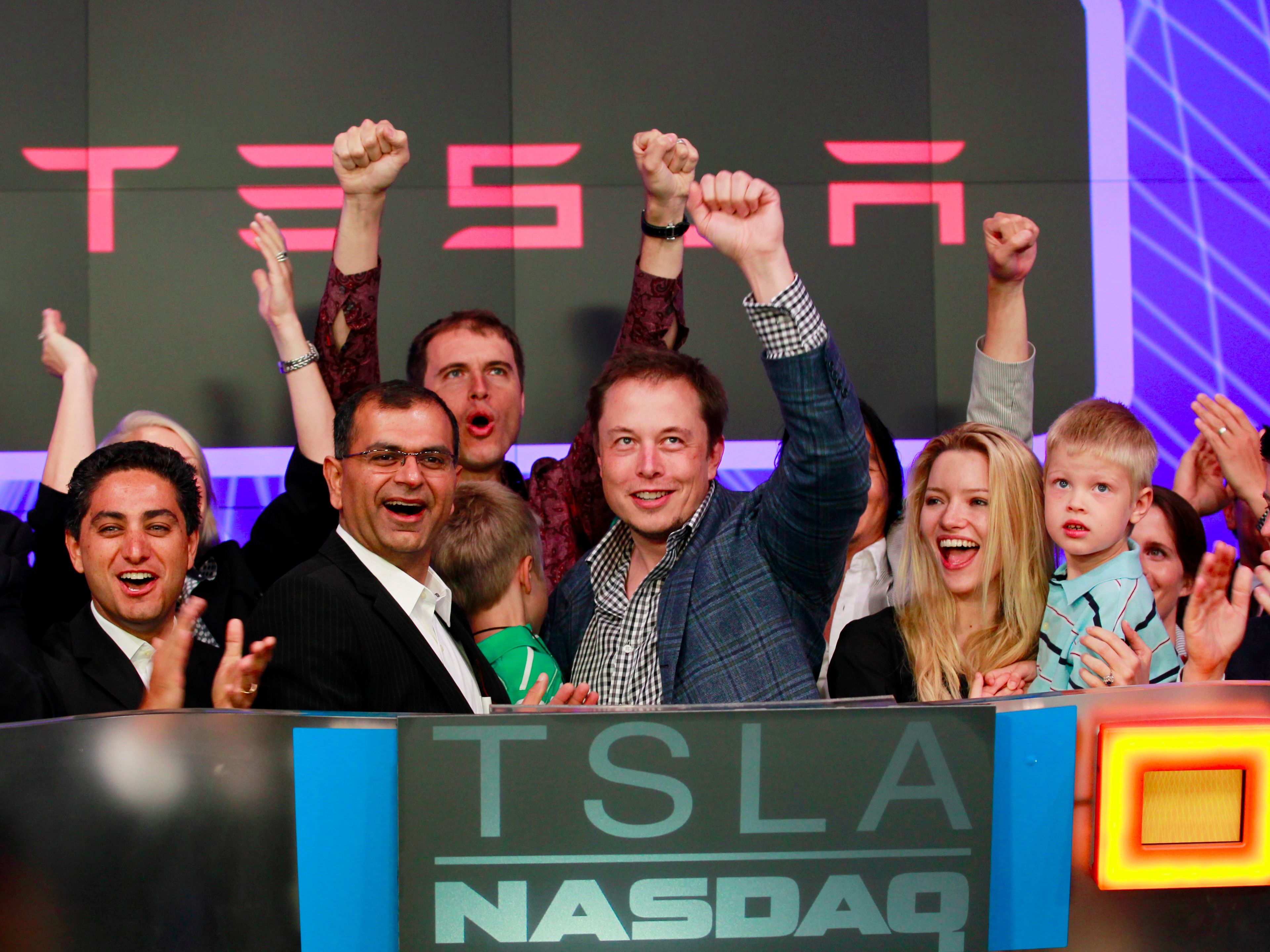 Elon Musk, CEO de Tesla Motors, celebrando la salida a bolsa de la empresa.