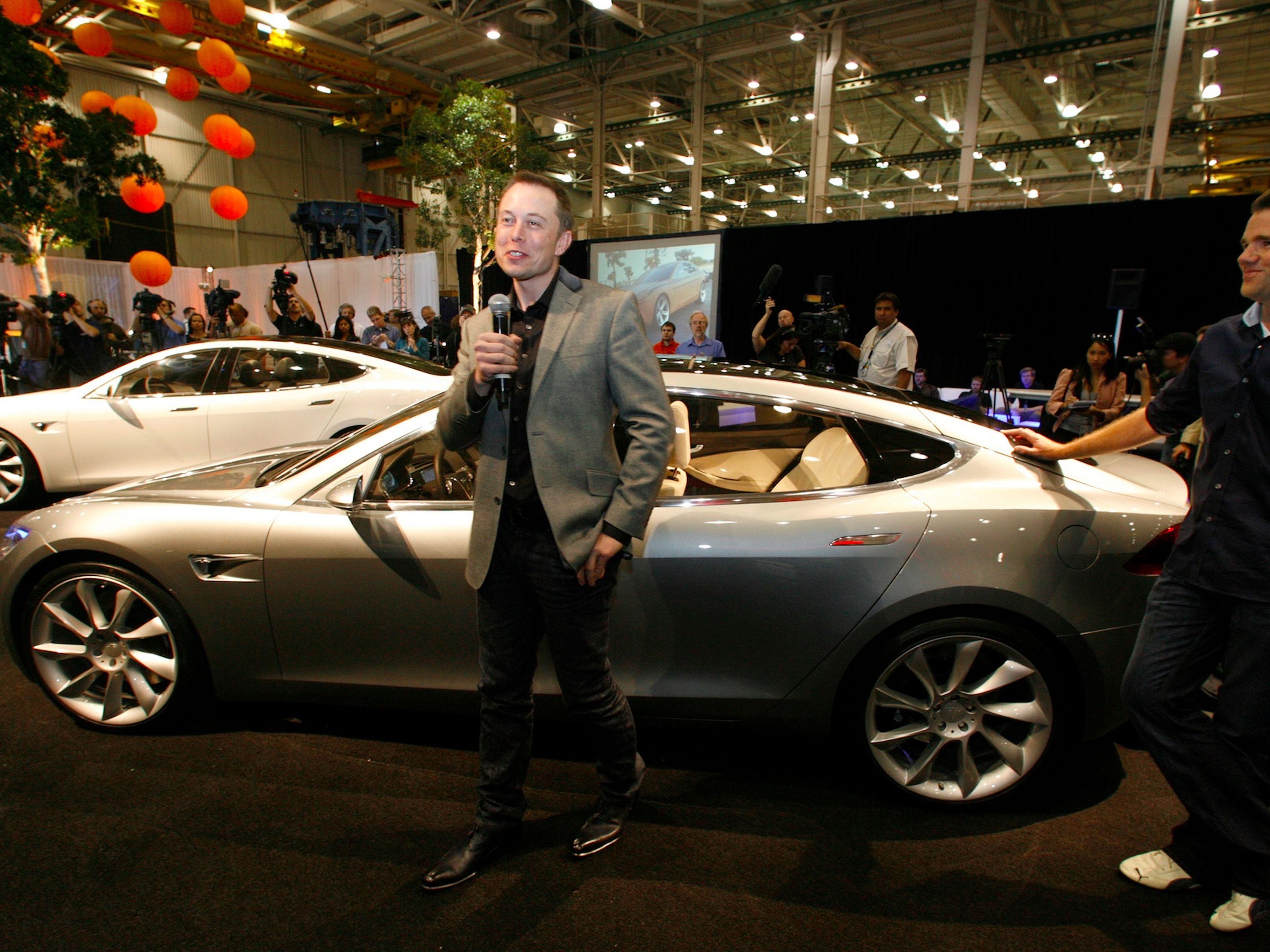 Elon Musk junto al Model S.