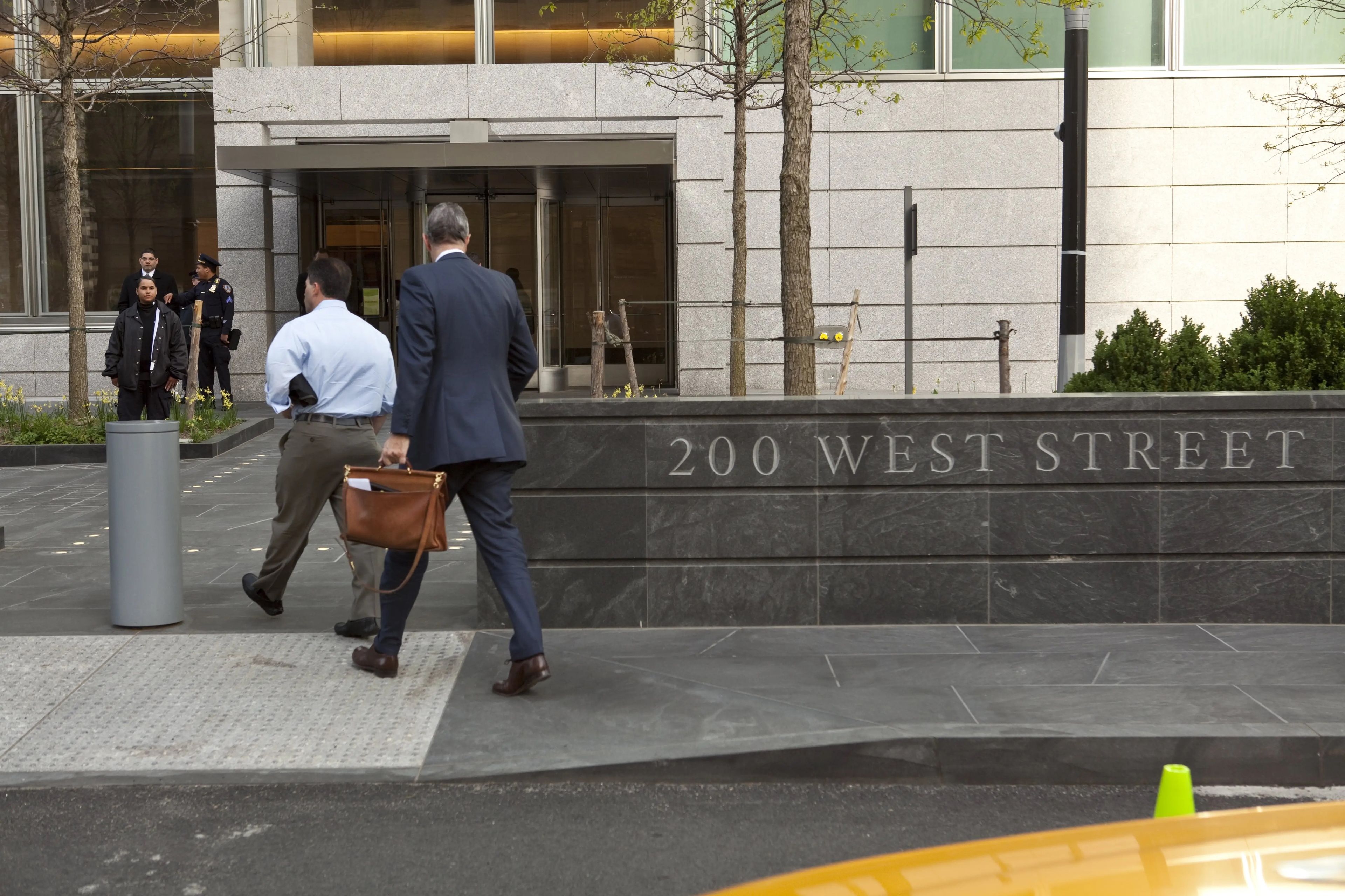 Empleados entrando en la sede de Goldman Sachs en Nueva York.