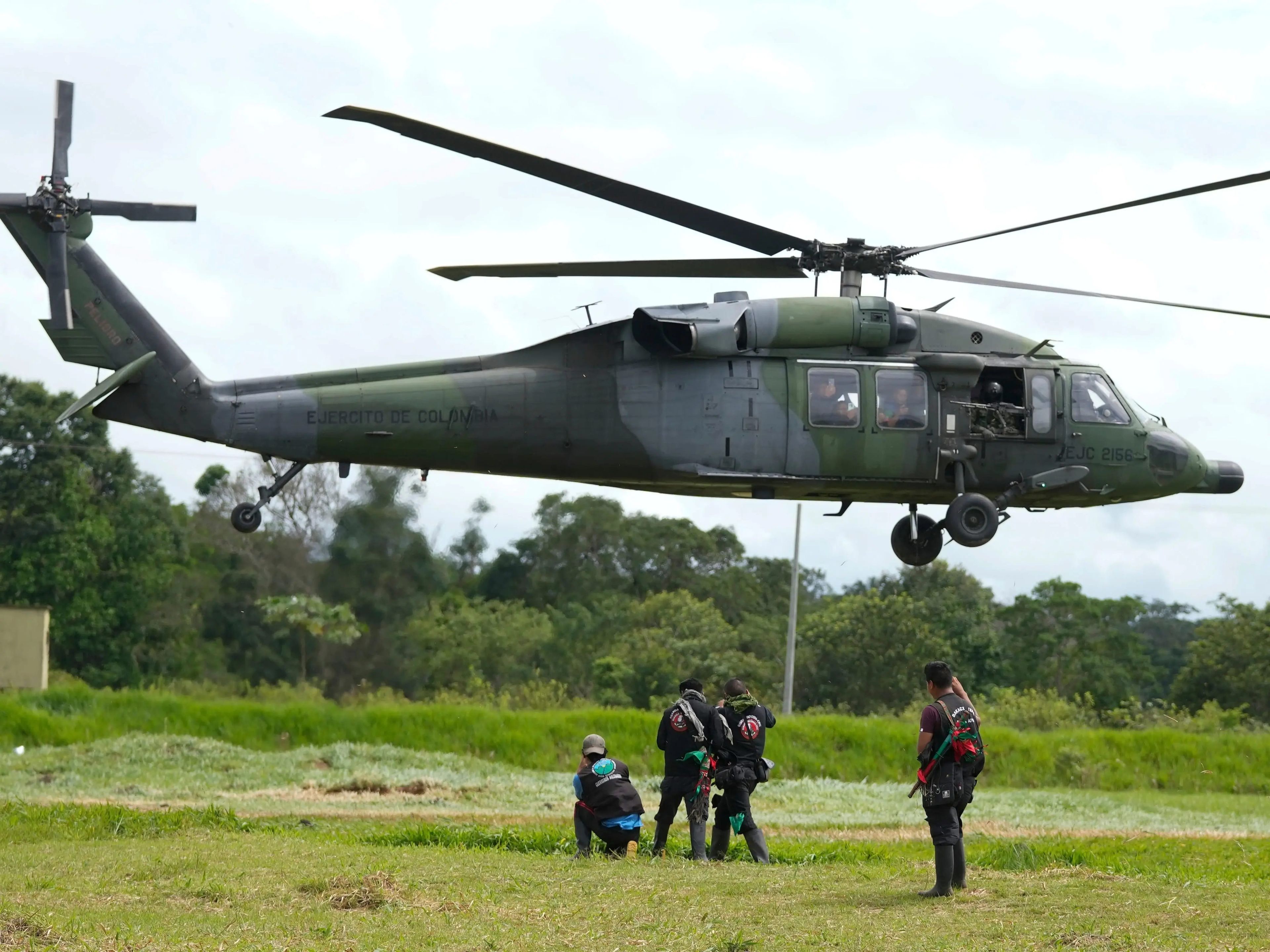 Un helicóptero militar despega con un grupo de indígenas en una base militar en Calamar, Colombia, el martes 23 de mayo de 2023, para ayudar en la búsqueda de cuatro niños indígenas desaparecidos tras un accidente aéreo mortal.