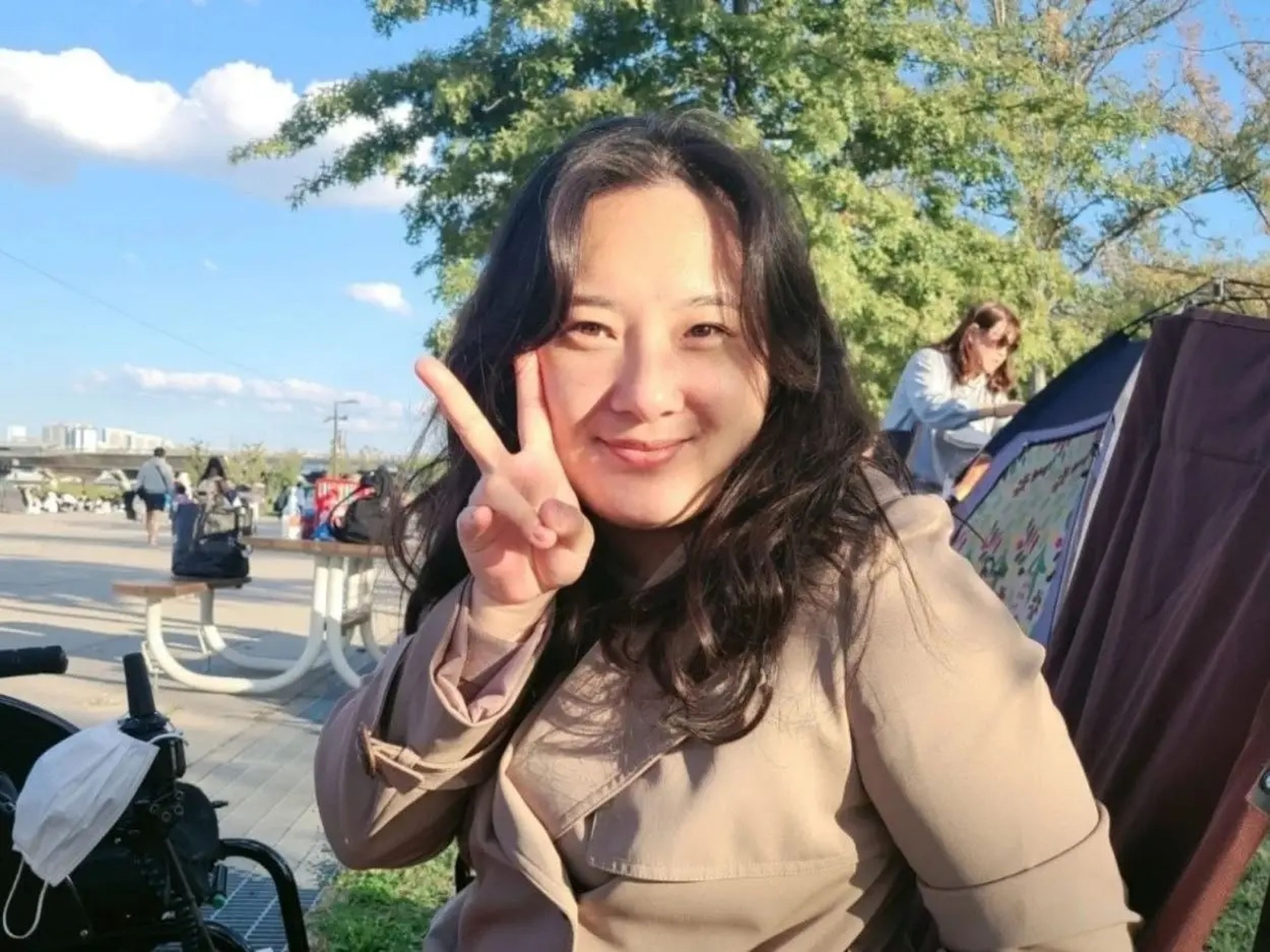 Hong Seo-yoon posa para una foto en un parque.