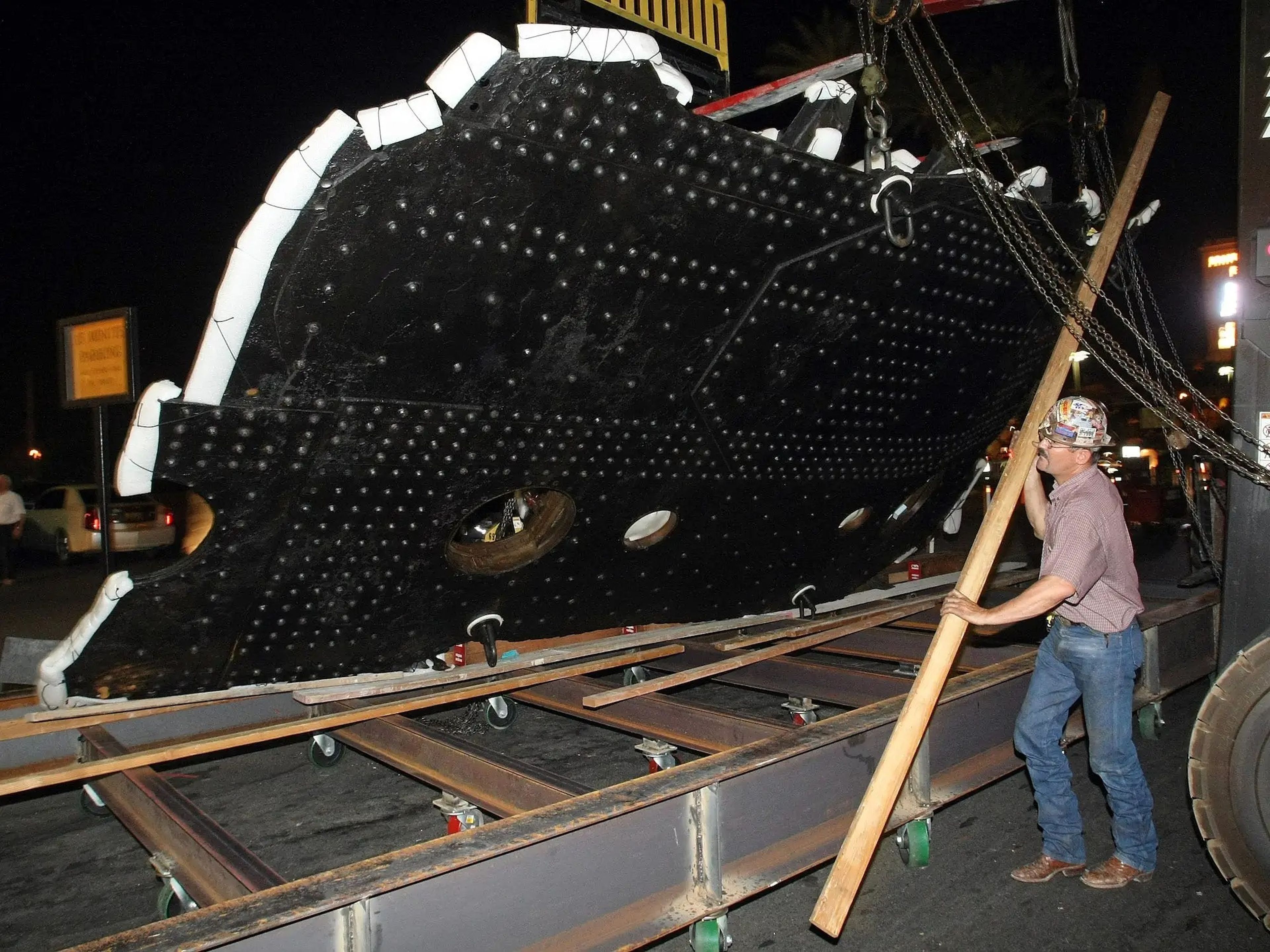 La "gran pieza" del casco del Titanic se expone en el Luxor Resort & Casino de Las Vegas.