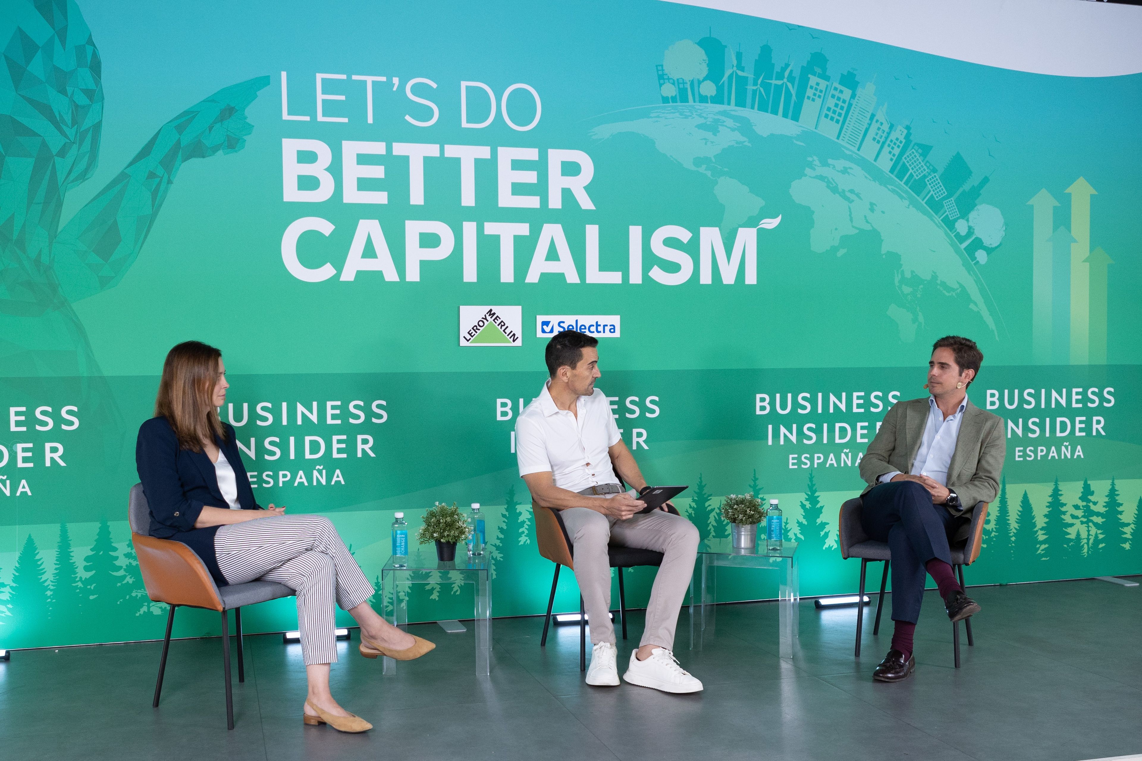 De izquierda a derecha: Cristina Sánchez, directora ejecutiva de Sostenibilidad de Leroy Merlin; Manuel del Campo, CEO de Axel Springer España; y Borja Osta, subdirector de Selectra.