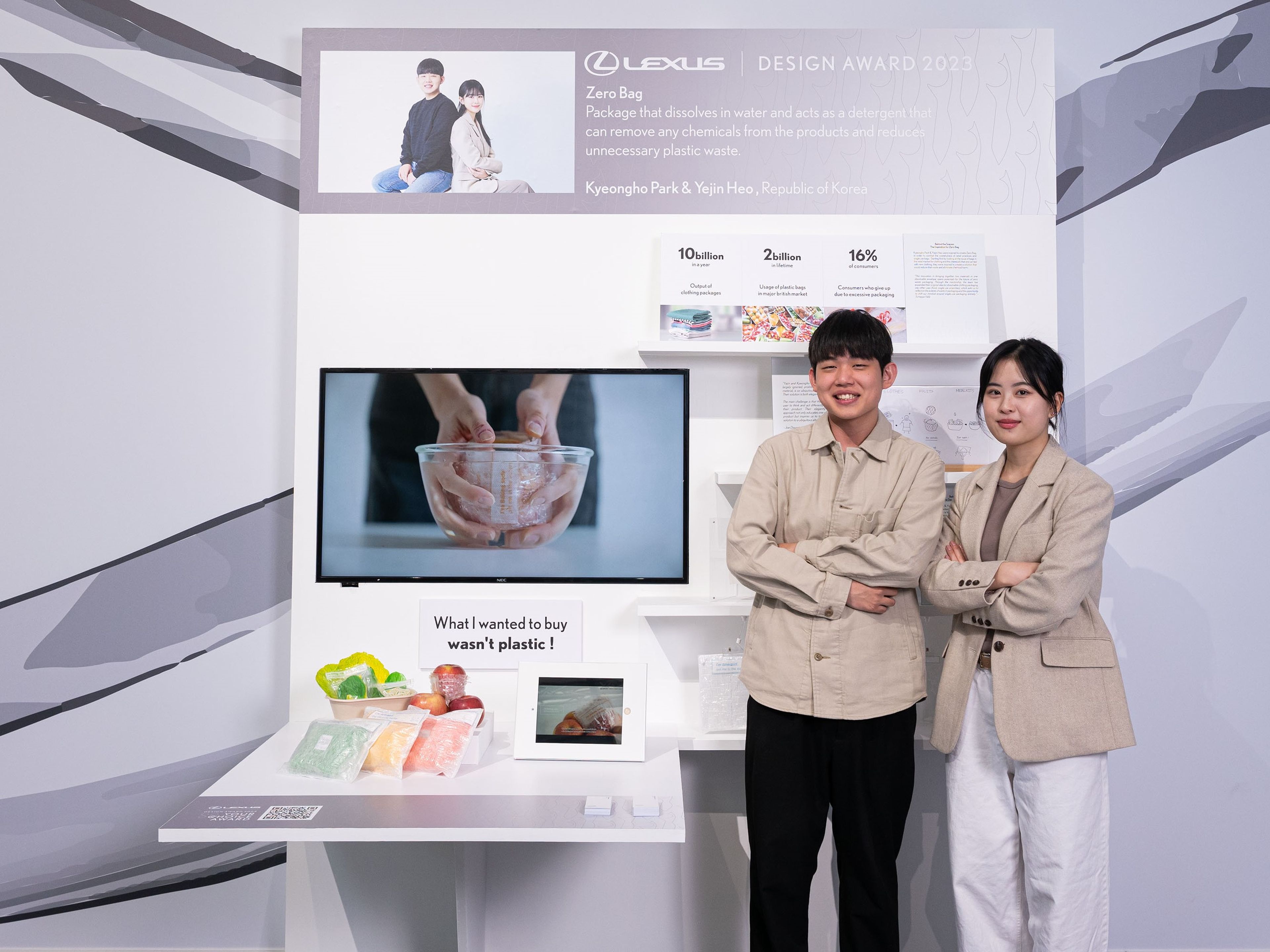 Kyeongho Park (izquierda) y Yejin Heo, ganadores del Lexus Design Award 2023, junto a su proyecto, Zero Bag.