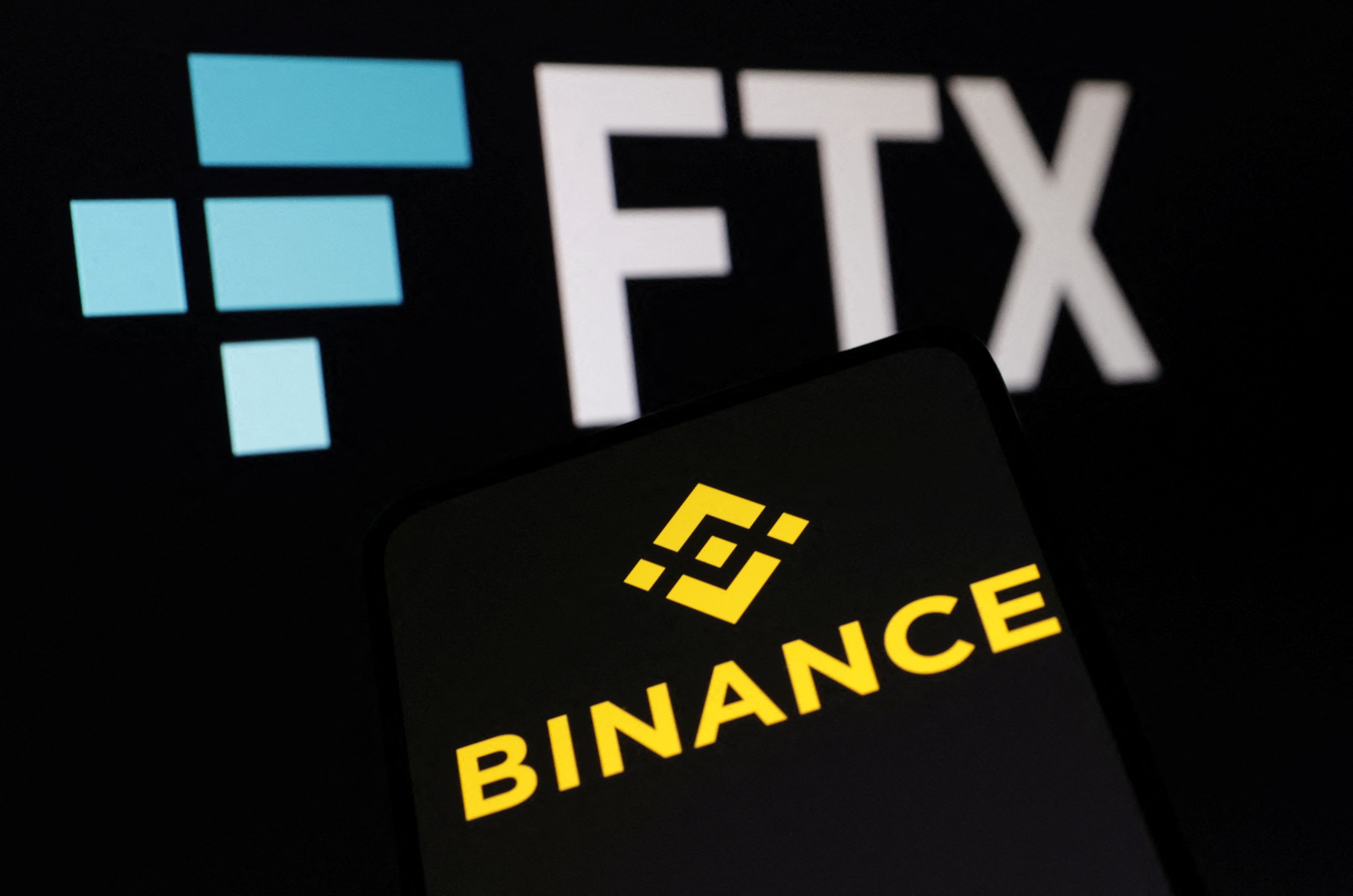 El logo de Binance junto al de FTX.