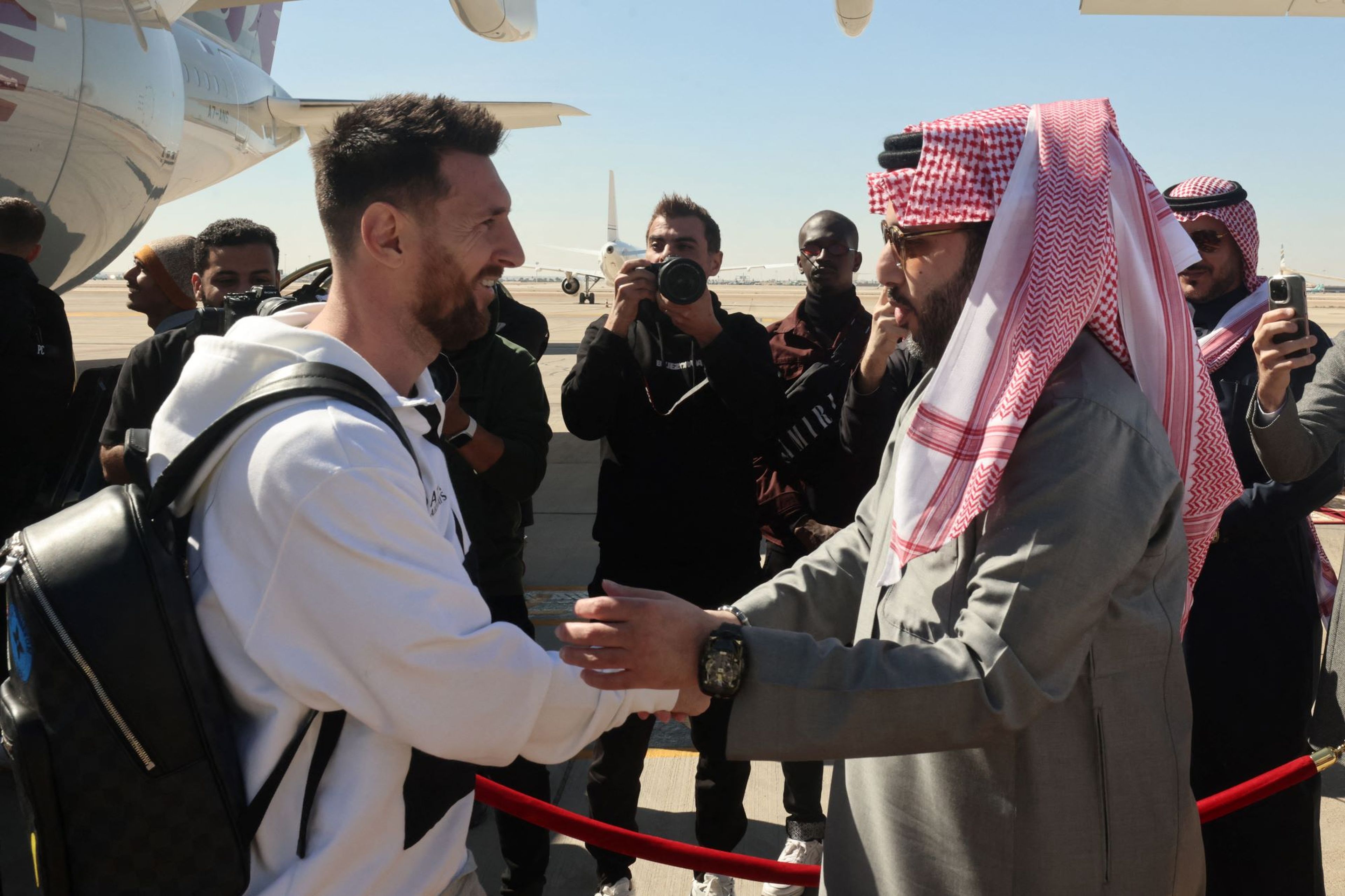 Lionel Messi es recibido por el presidente de la Autoridad General de Entretenimiento Turki Al-AlShikh a su llegada a Arabia Saudí.