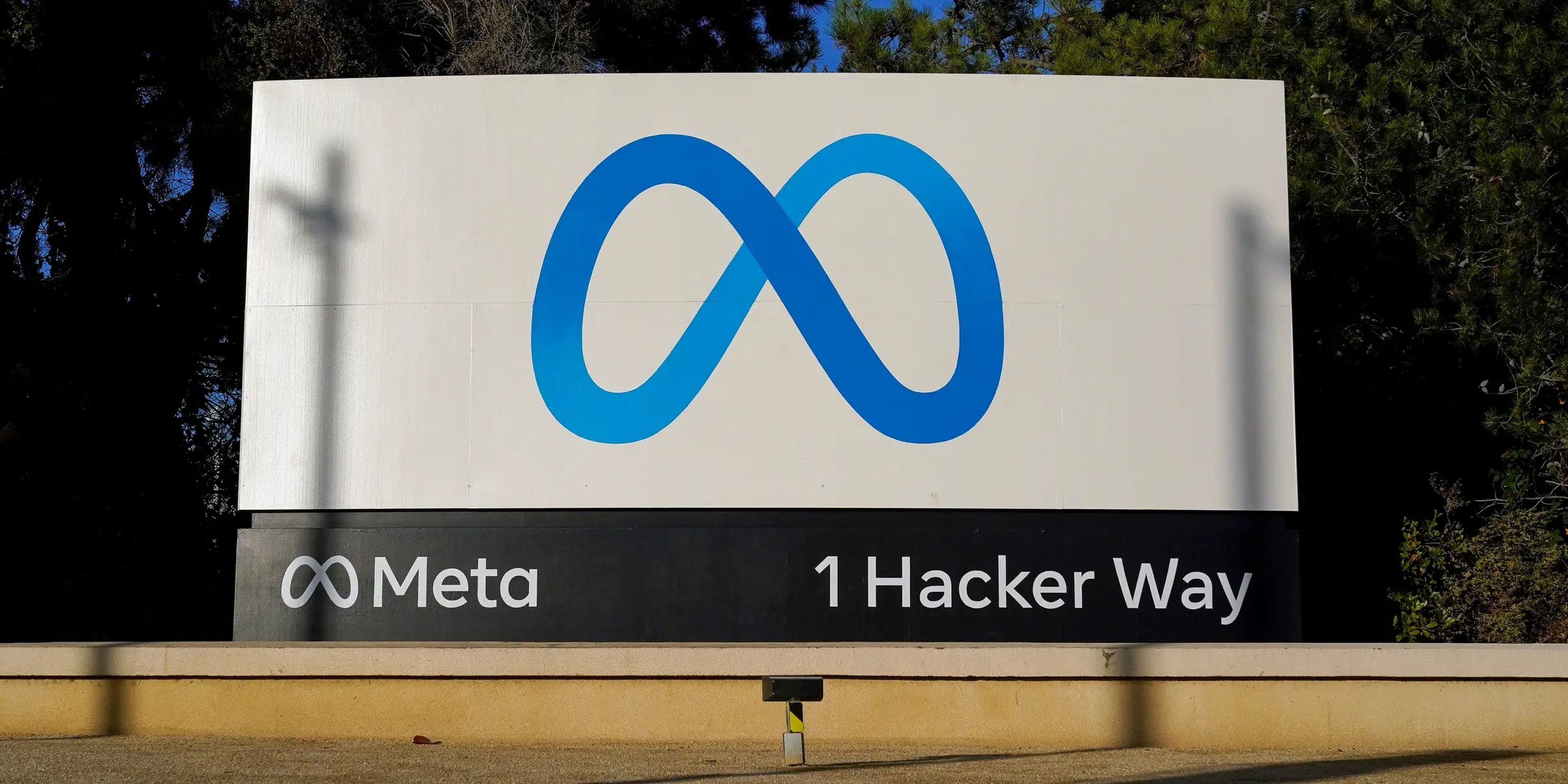 El logotipo de Meta, matriz de Facebook, frente a la sede de la empresa en California.