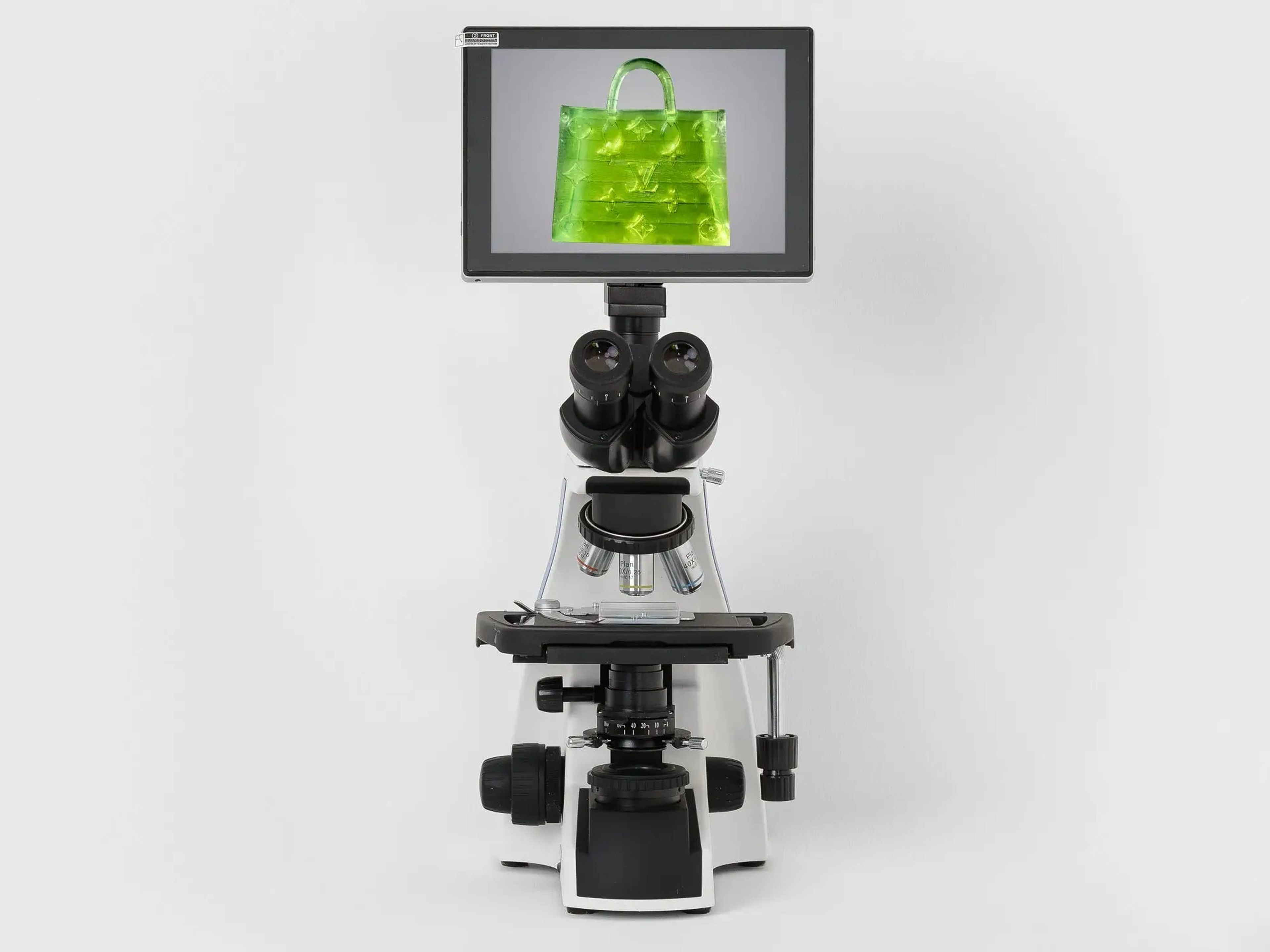Microscopio con pantalla para ver el bolso.