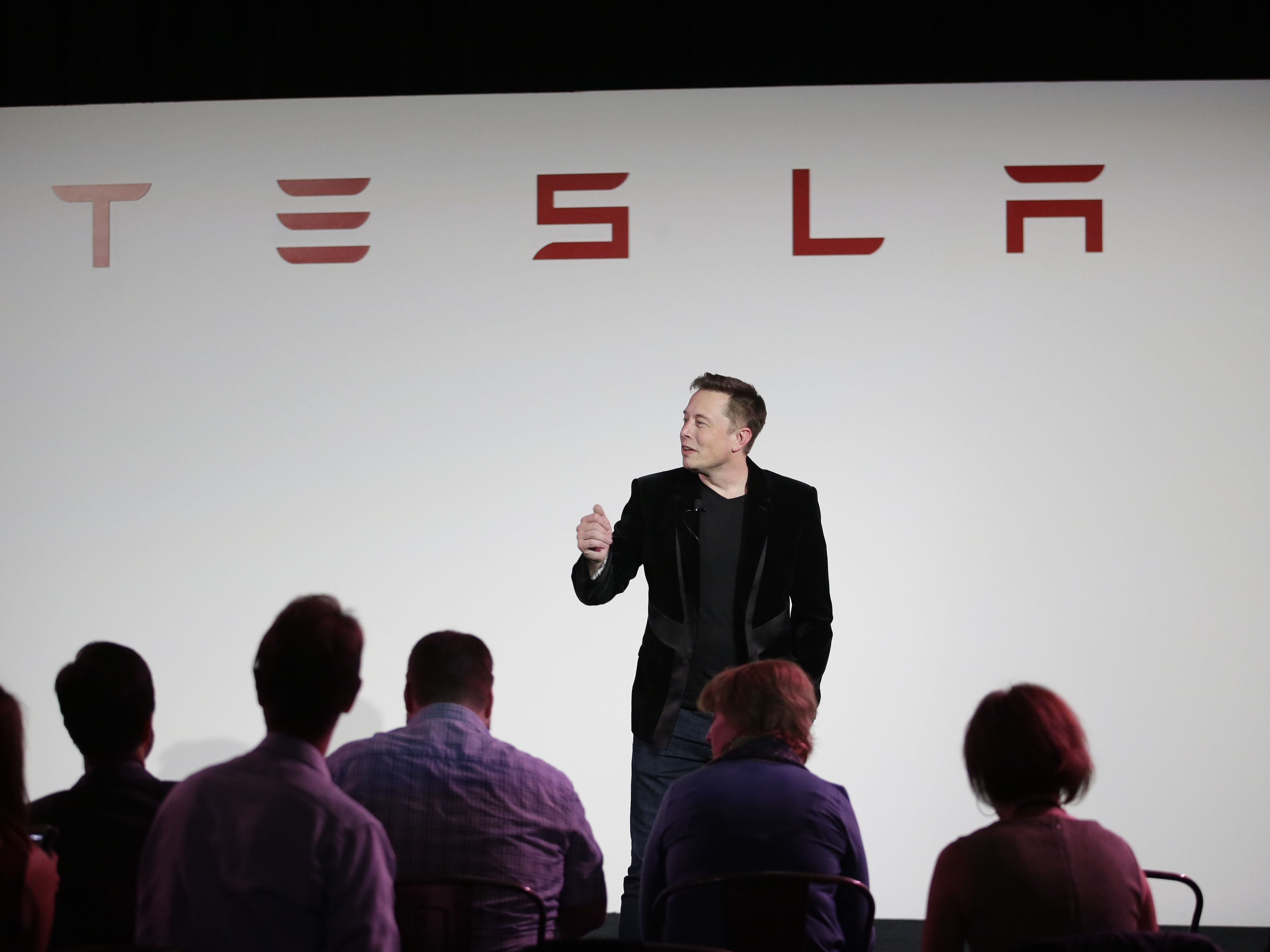 Musk junto al nuevo logo de Tesla.