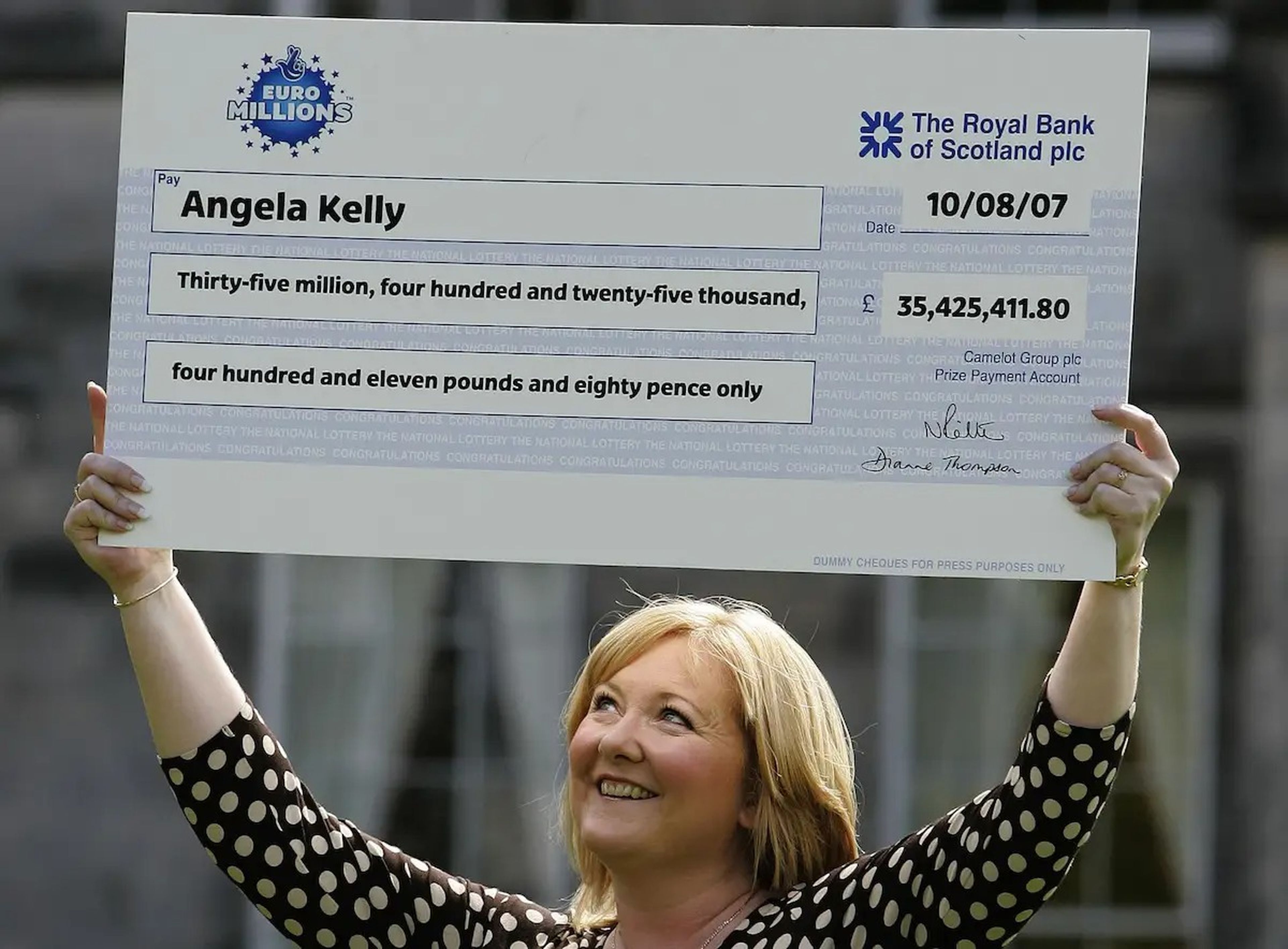 Angela Kelly celebra ganar un cuantioso premio de lotería en 2007.