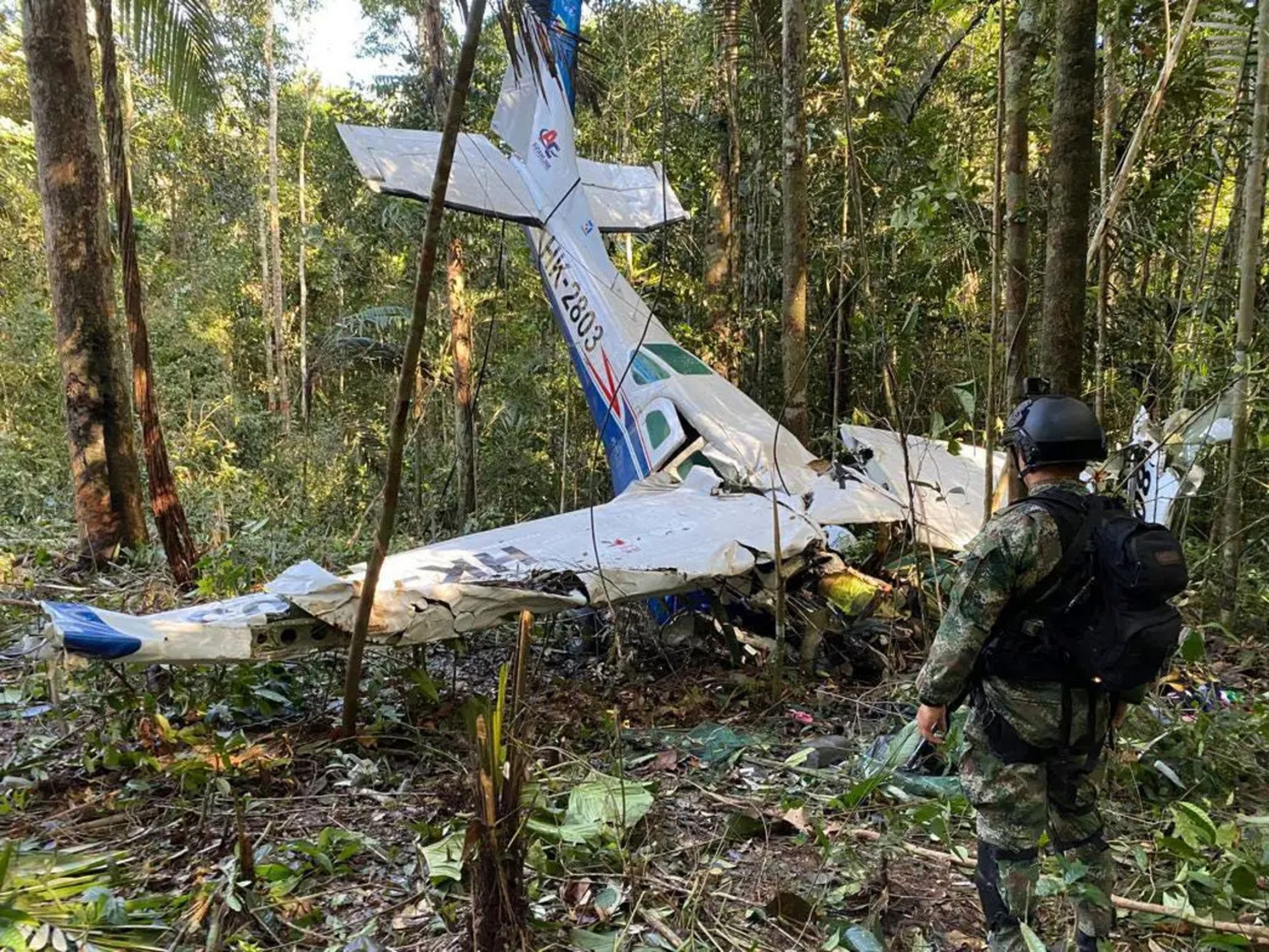 Un soldado ante los restos del Cessna C206 que se estrelló en la selva de Solano, en el estado colombiano de Caquetá. 