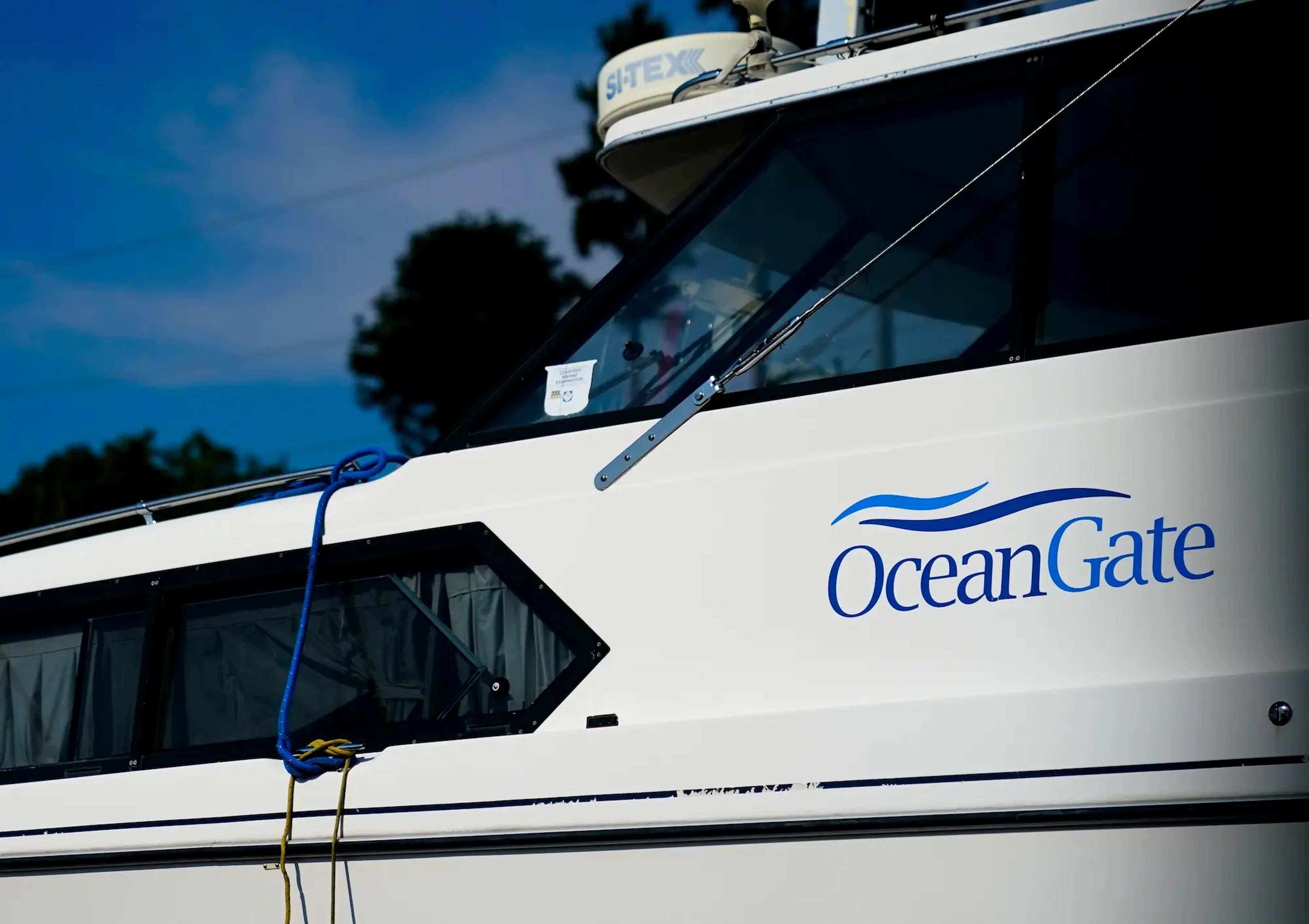 Un barco con el logotipo de OceanGate junto a las oficinas de la empresa en Washington.