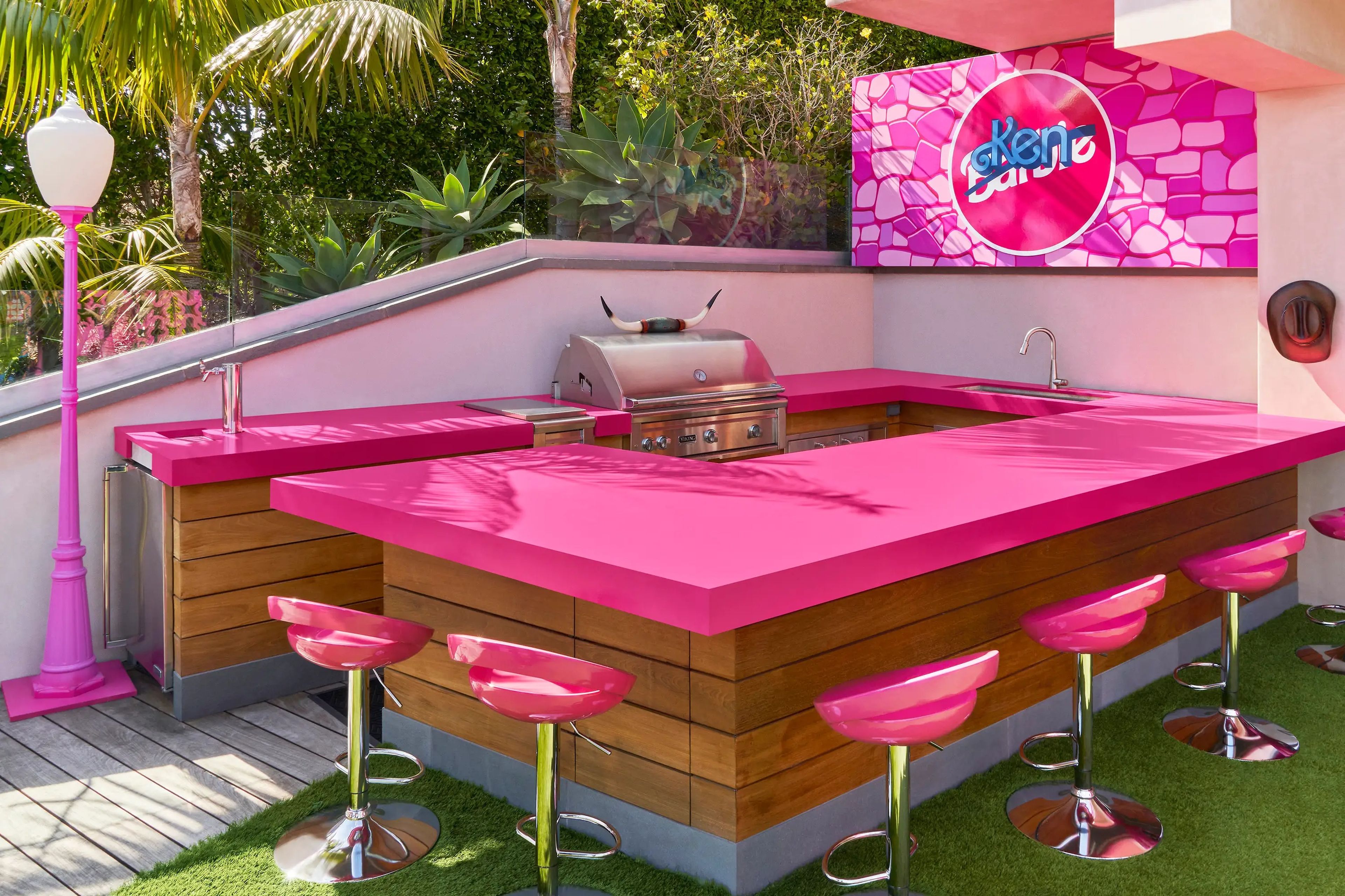 The outdoor grill comes with pink tabletops and seats.