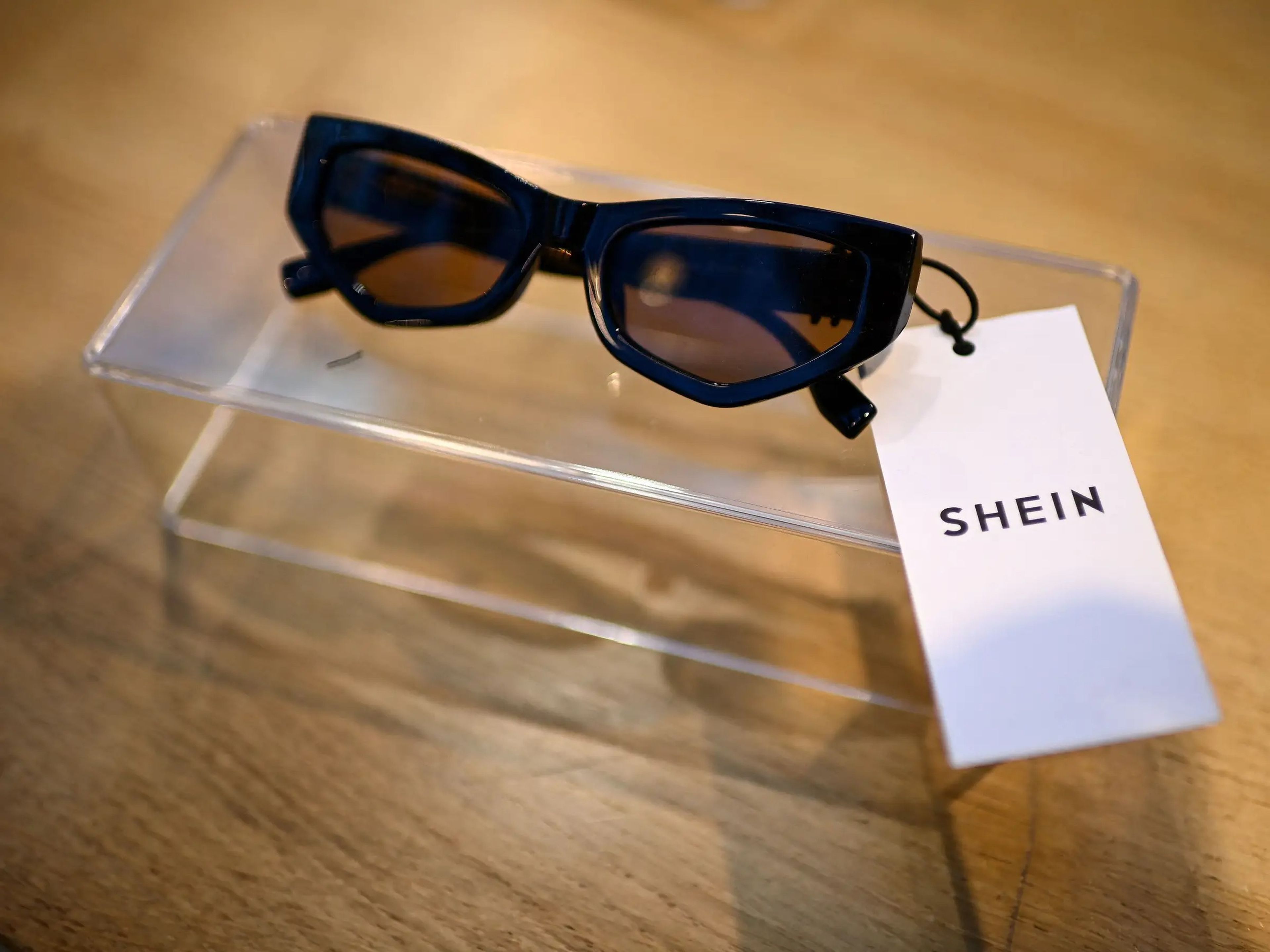 Un par de gafas de Shein fabricadas en China en una pop-up store en París.