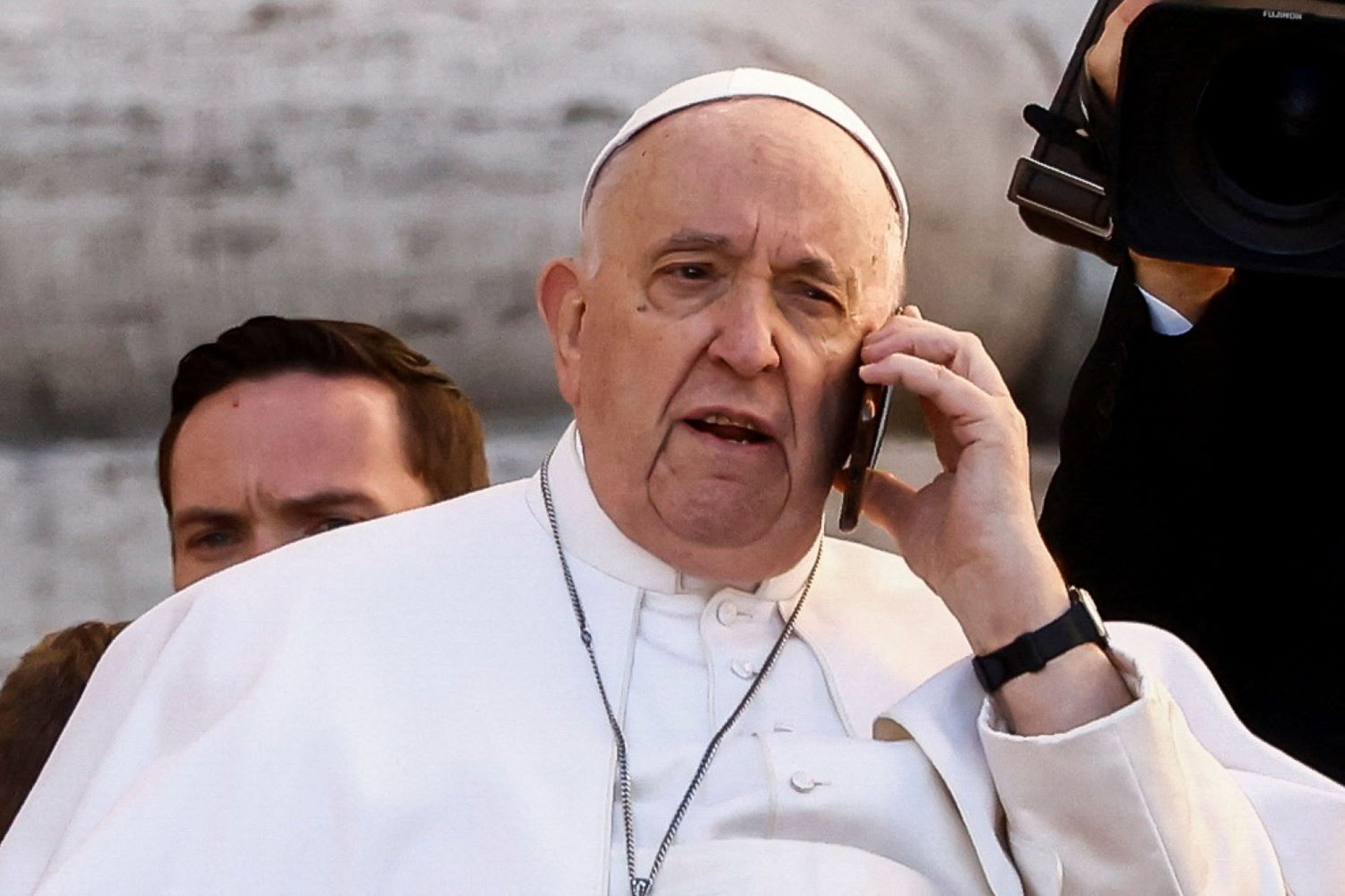 Papa Francisco, con un móvil
