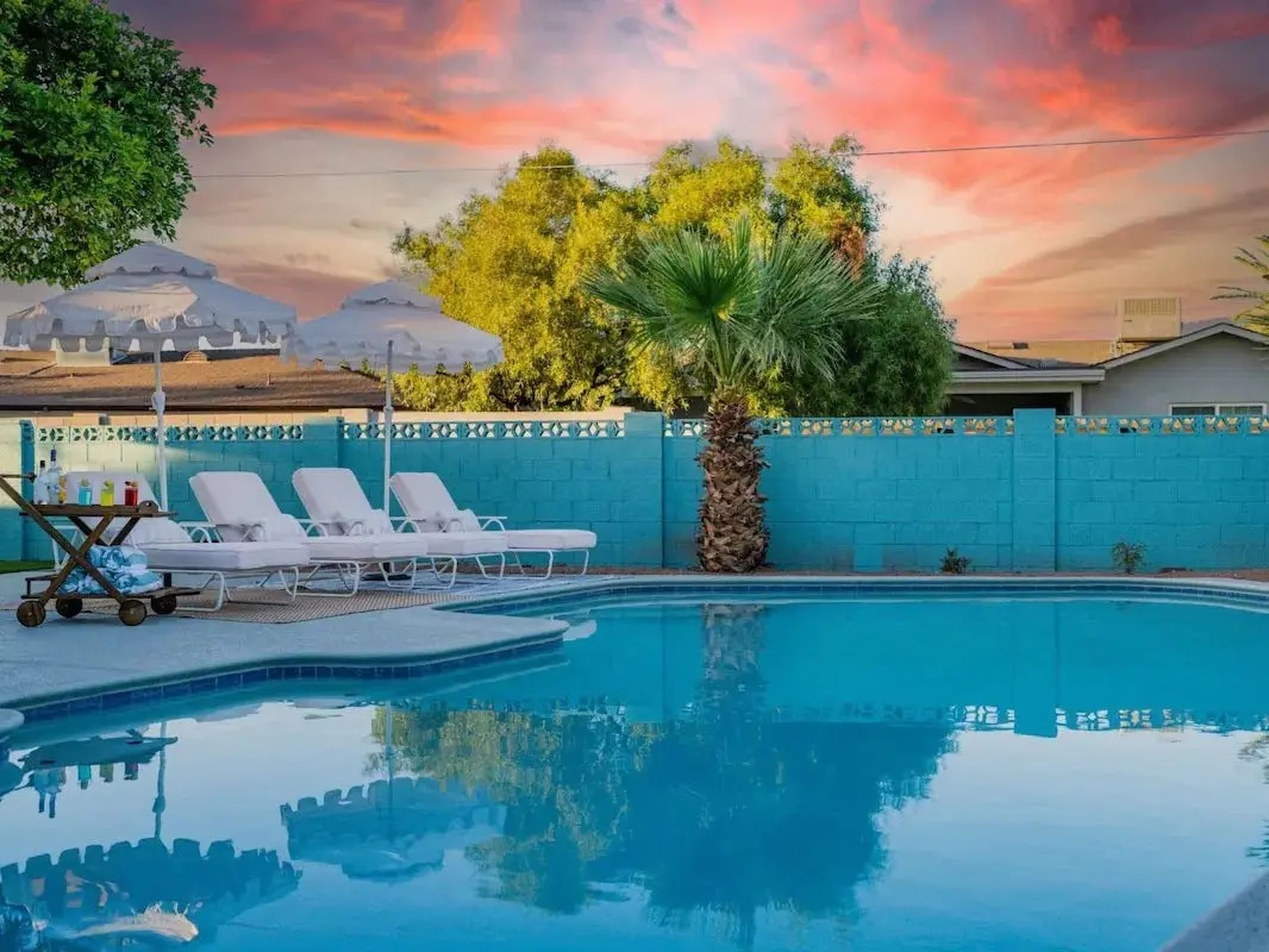 Posee 3 propiedades de inversión, 2 de las cuales se anuncian en Airbnb para despedidas de soltera en Scottsdale.