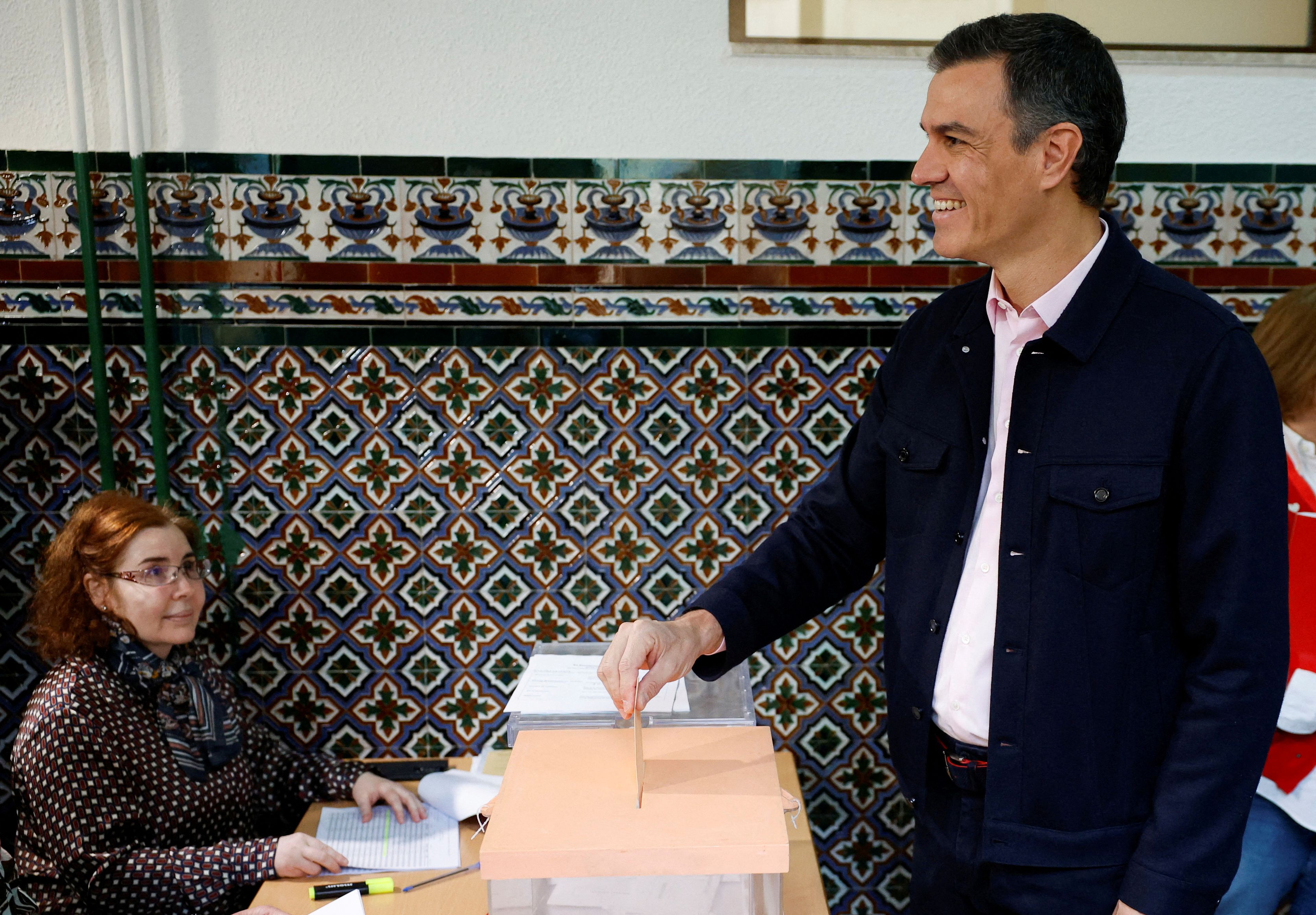 El presidente del Gobierno, Pedro Sánchez votando en las elecciones