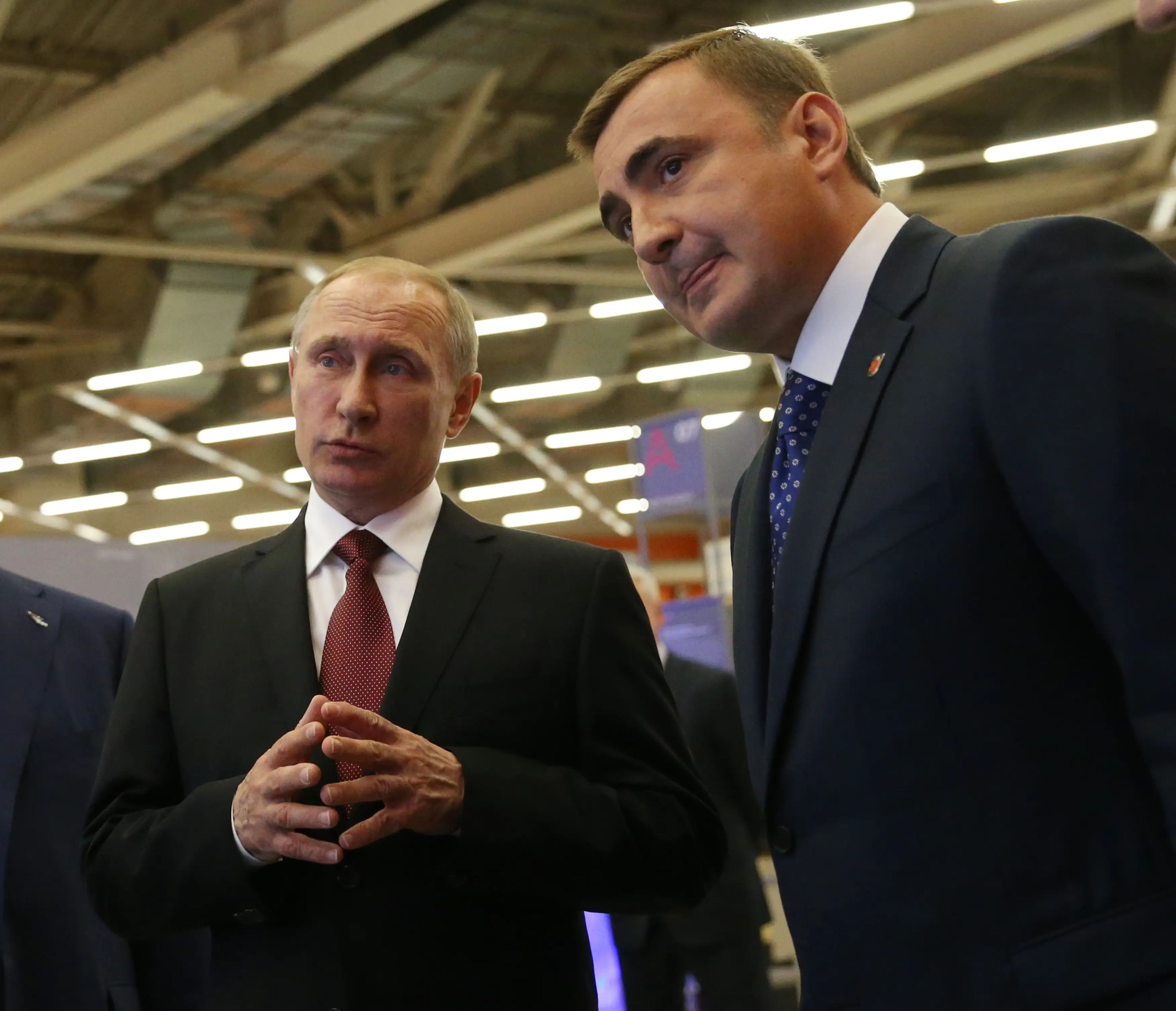 El presidente Vladímir Putin (i) y Aleksey Dyumin, gobernador de Tula y antiguo guardaespaldas personal de Putin, en Moscú en 2016.