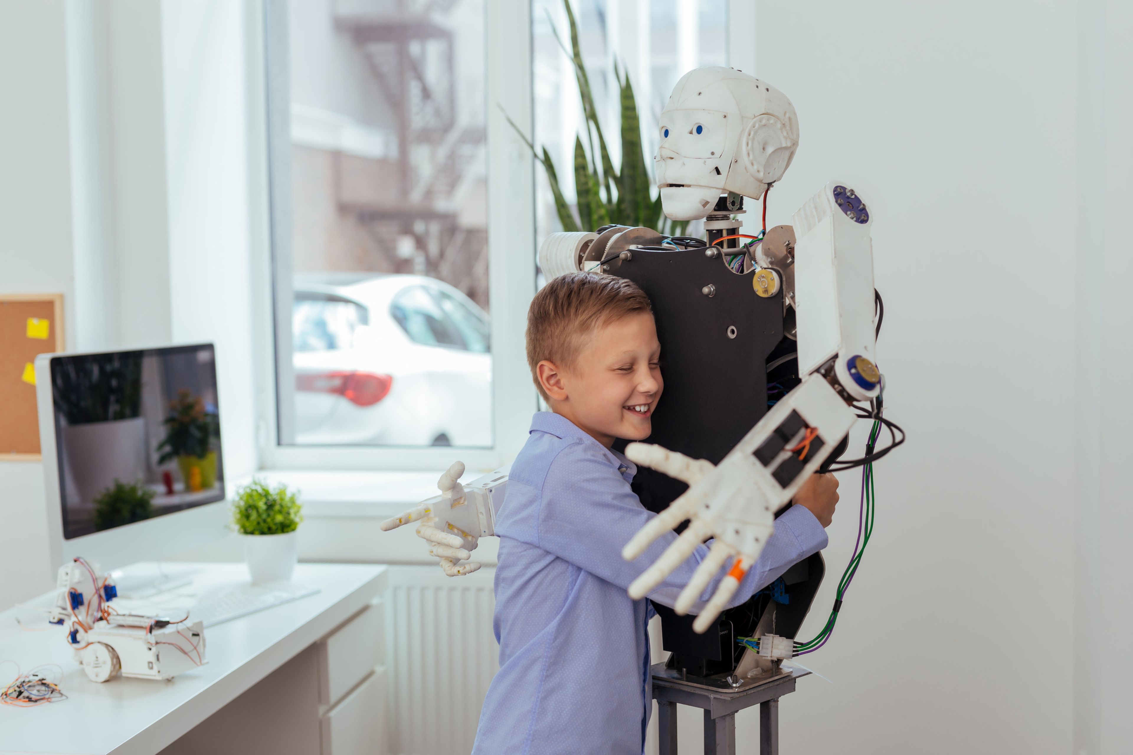 Robot y niño se abrazan