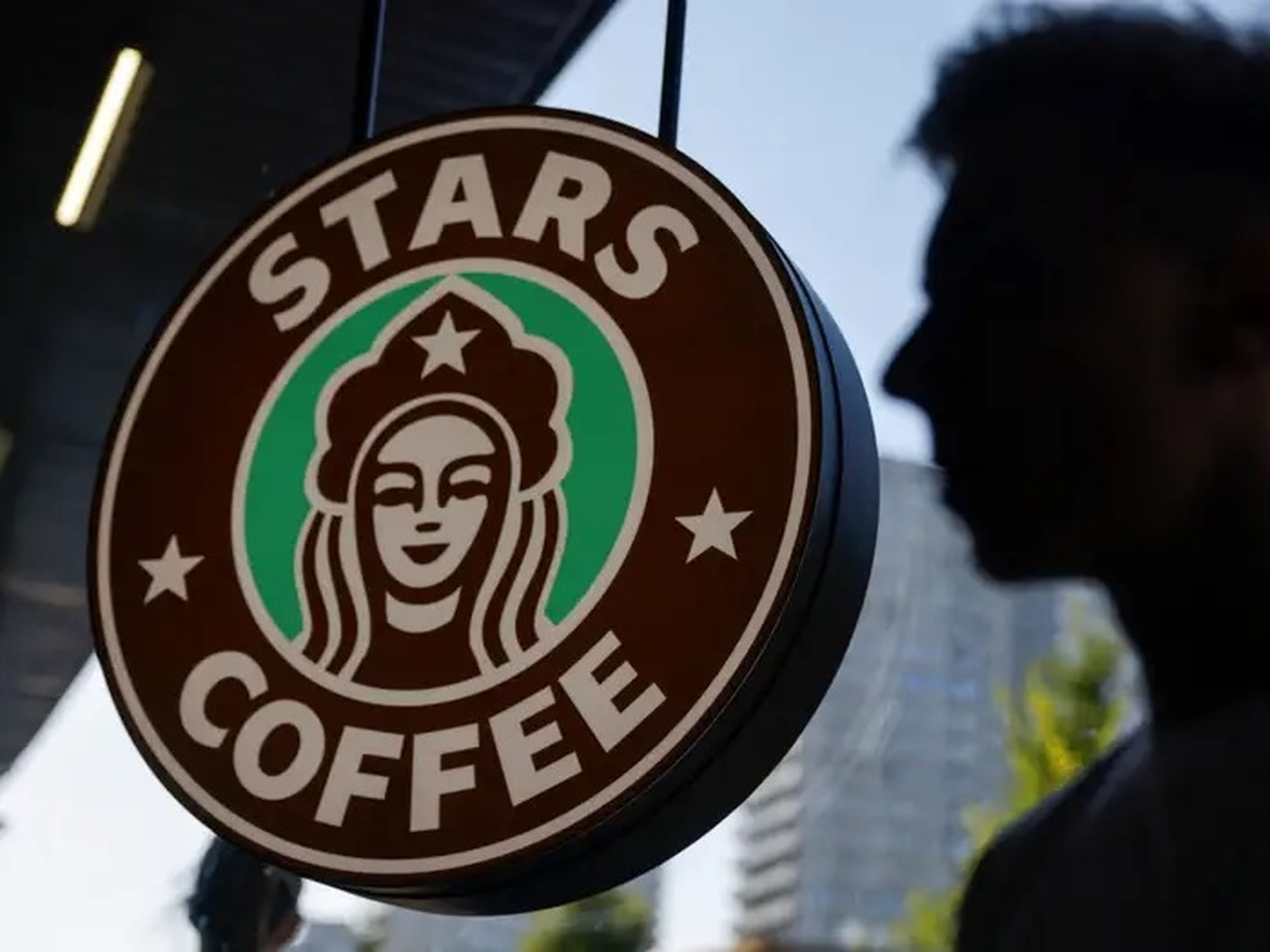Vista del logotipo en el lanzamiento de la nueva cafetería "Stars Coffee", que se abre tras la salida de Starbucks del mercado ruso, en Moscú, Rusia, el 18 de agosto 2022.