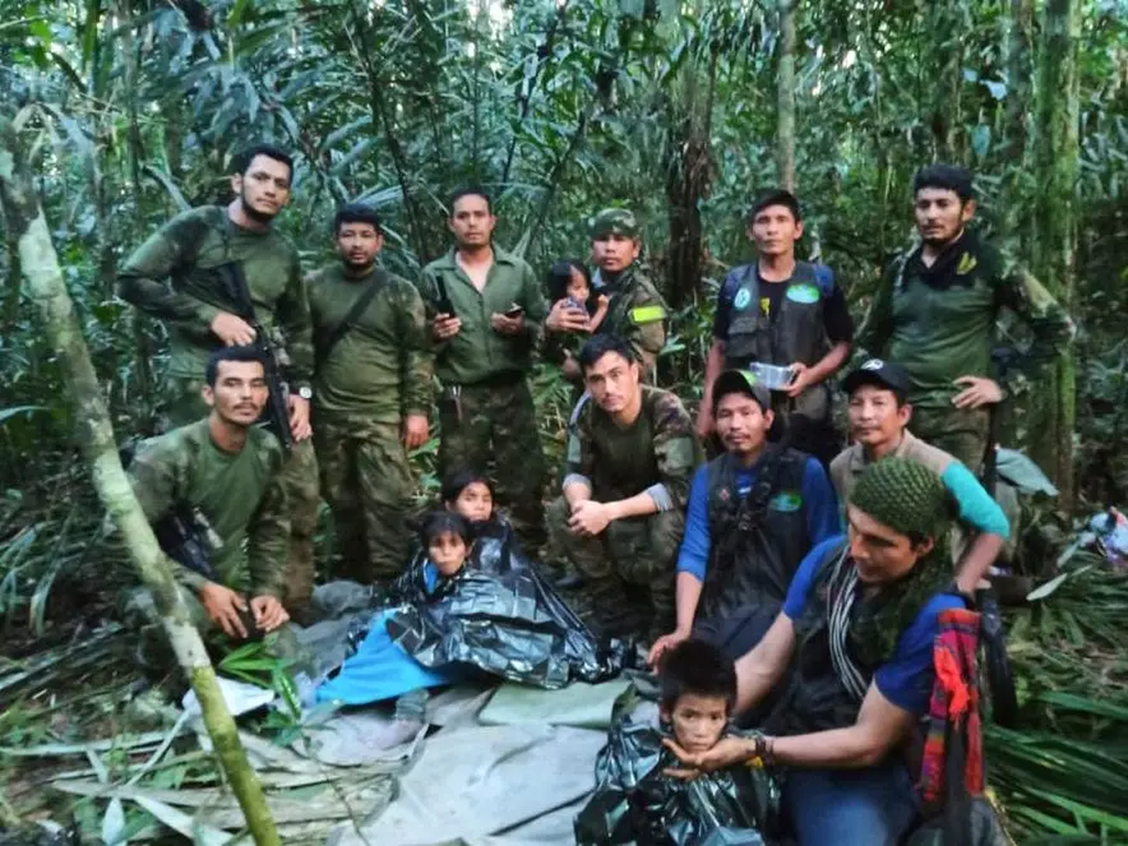 Soldados e indígenas posan para una foto con los cuatro hermanos indígenas desaparecidos tras un accidente aéreo mortal, en la selva de Solano, estado de Caquetá, Colombia, el viernes 9 de junio de 2023.