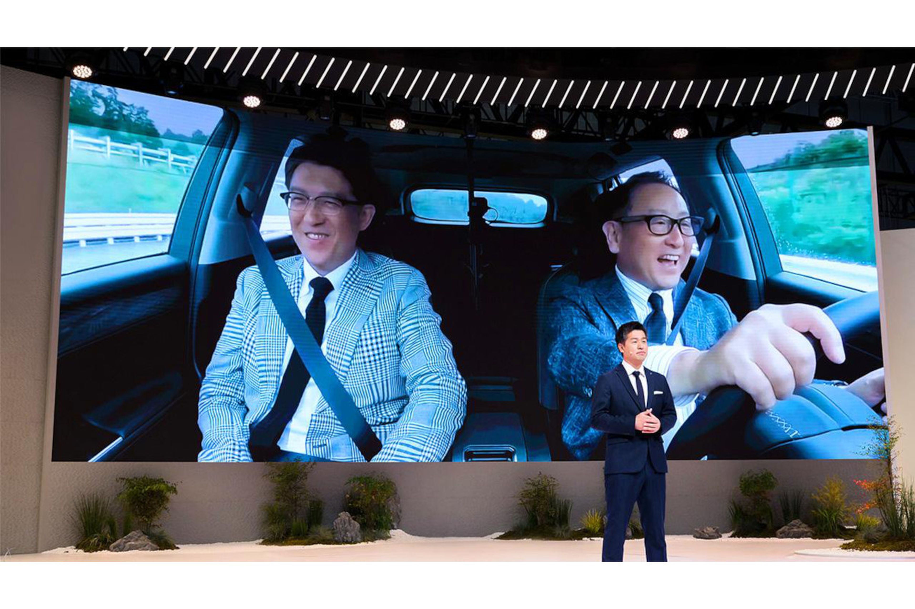 En primer plano, Takashi Watanabe, presidente de Lexus Internacional. Al fondo, al volante, Akio Toyoda.