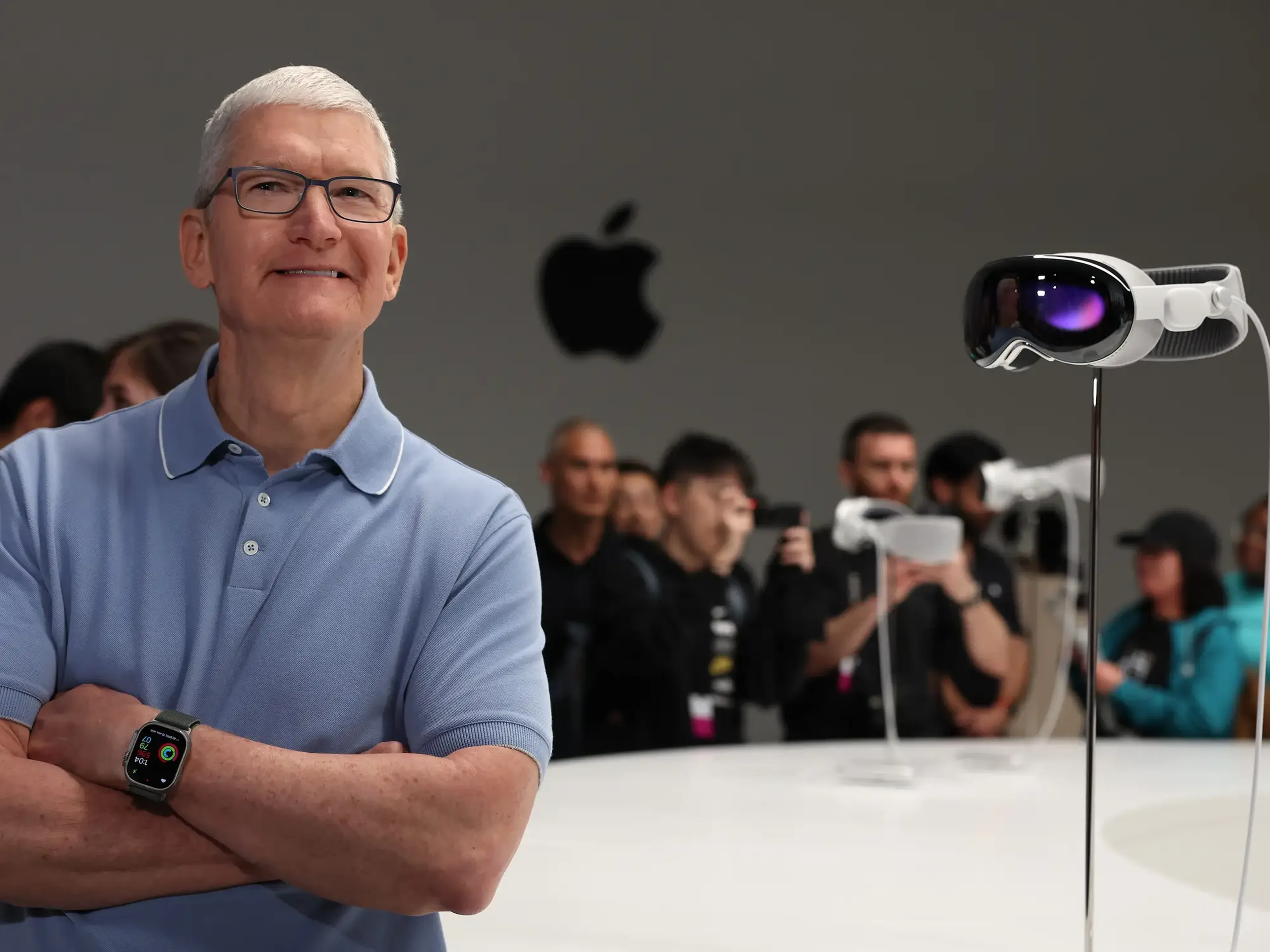Tim Cook, CEO de Apple, al lado de unas Vision Pro. 