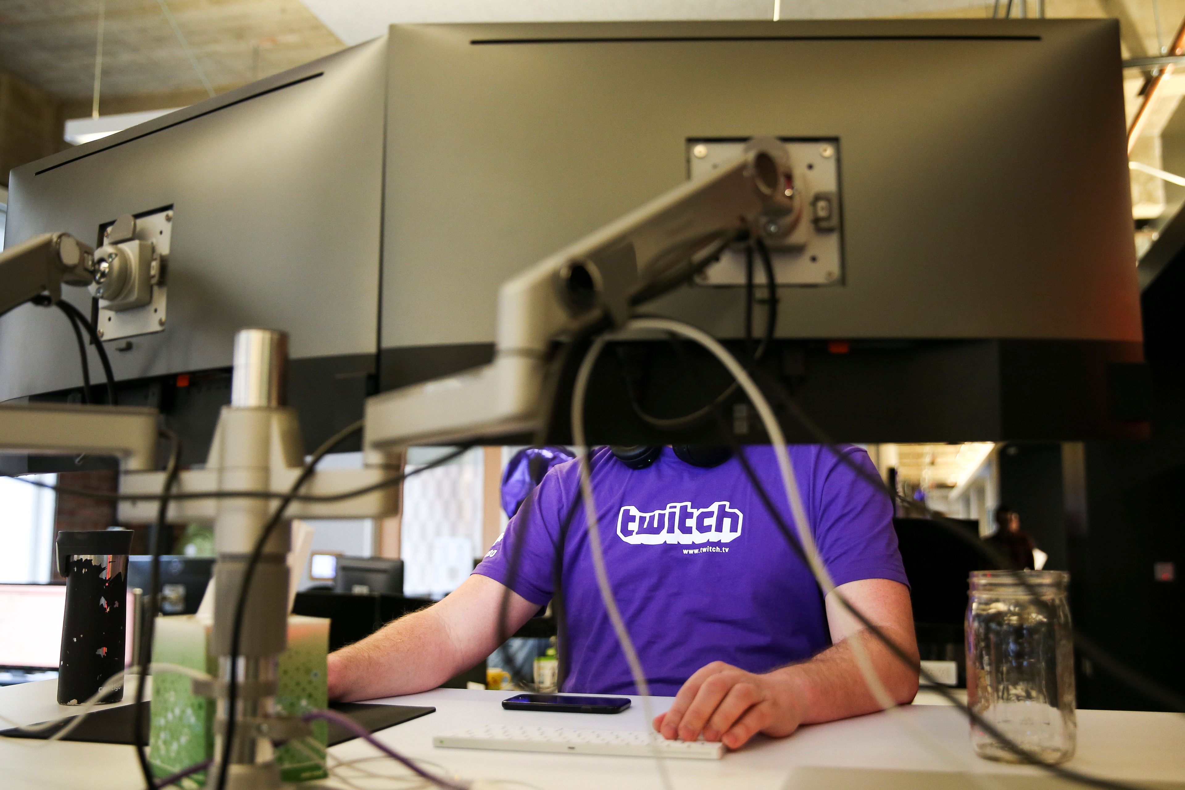 Twitch, trabajador entre ordenadores