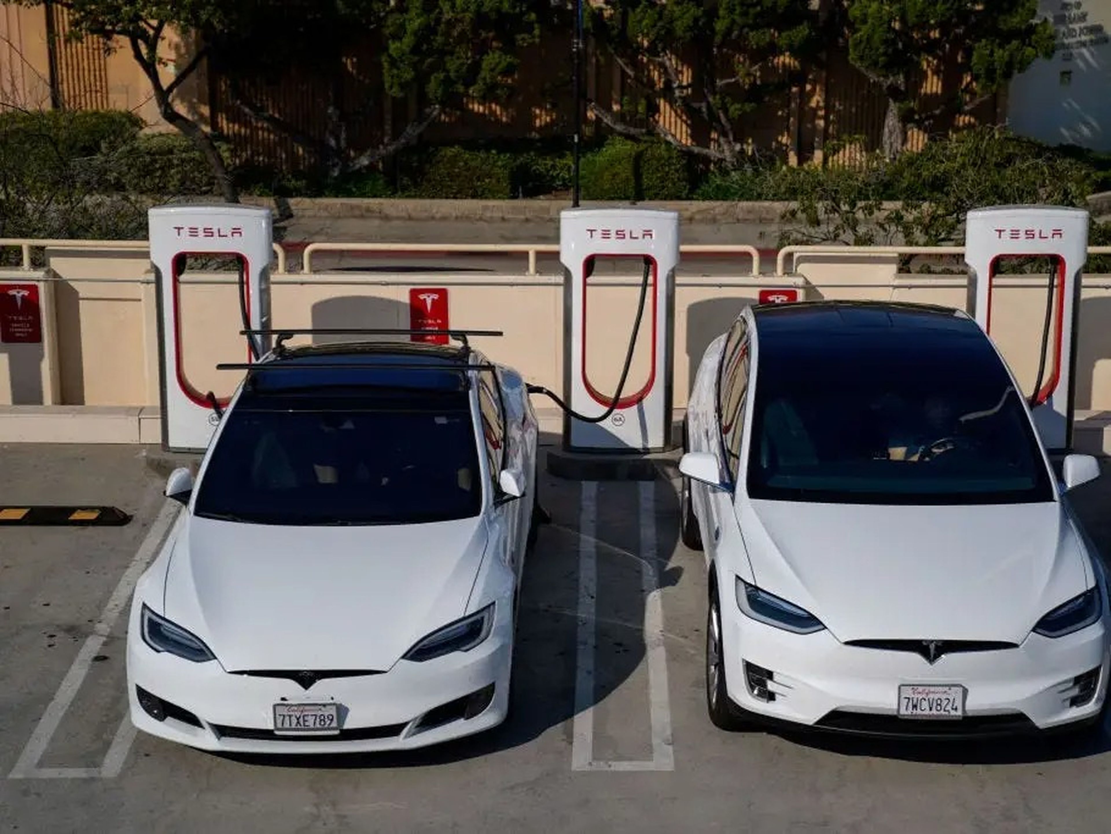 2 vehículos Tesla en una estación de Supercargadores.