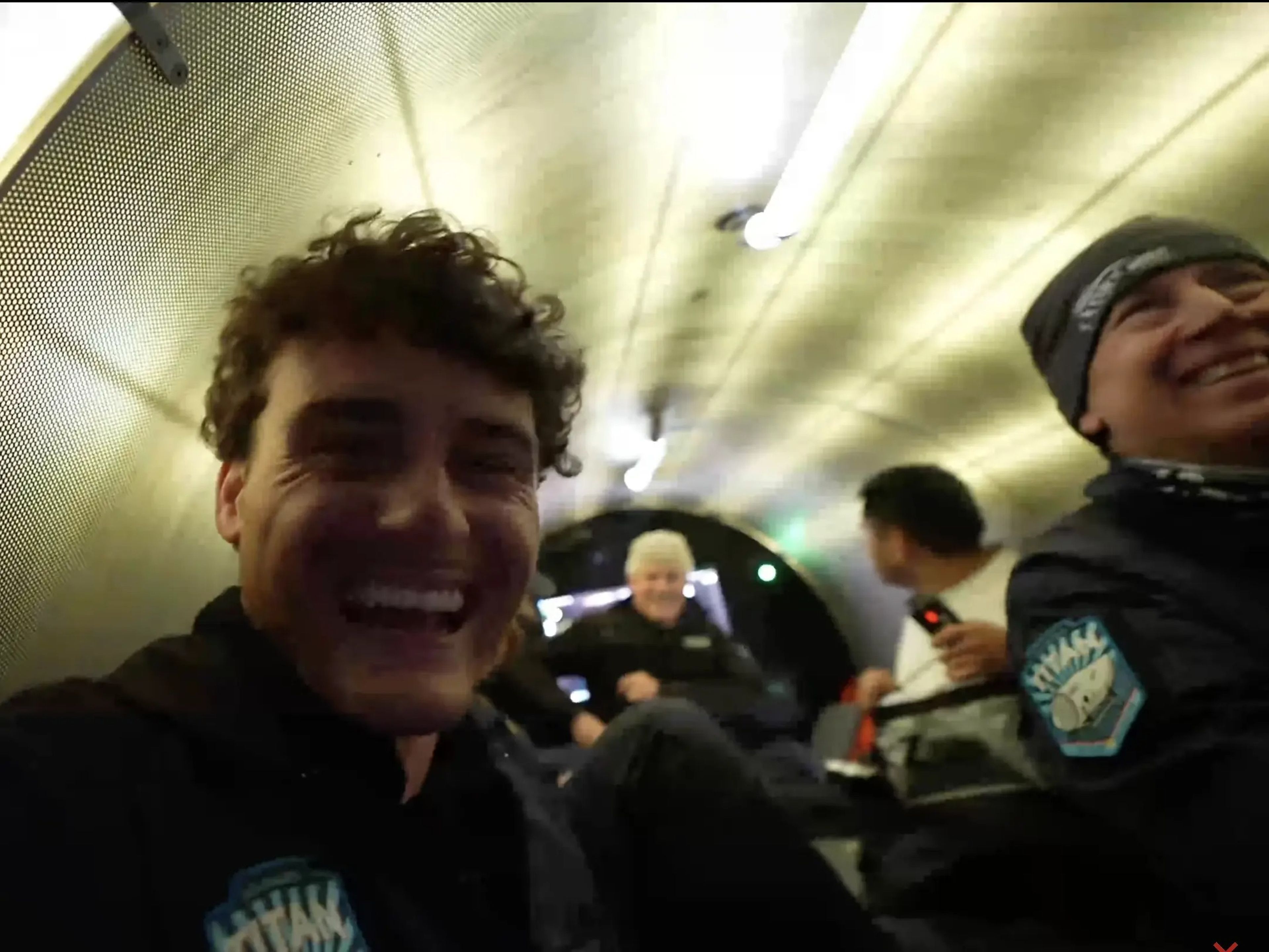 Una captura de pantalla de YouTube de Jake Koehler (izquierda) en el interior del submarino Titán con el CEO de OceanGate, Stockton Rush.