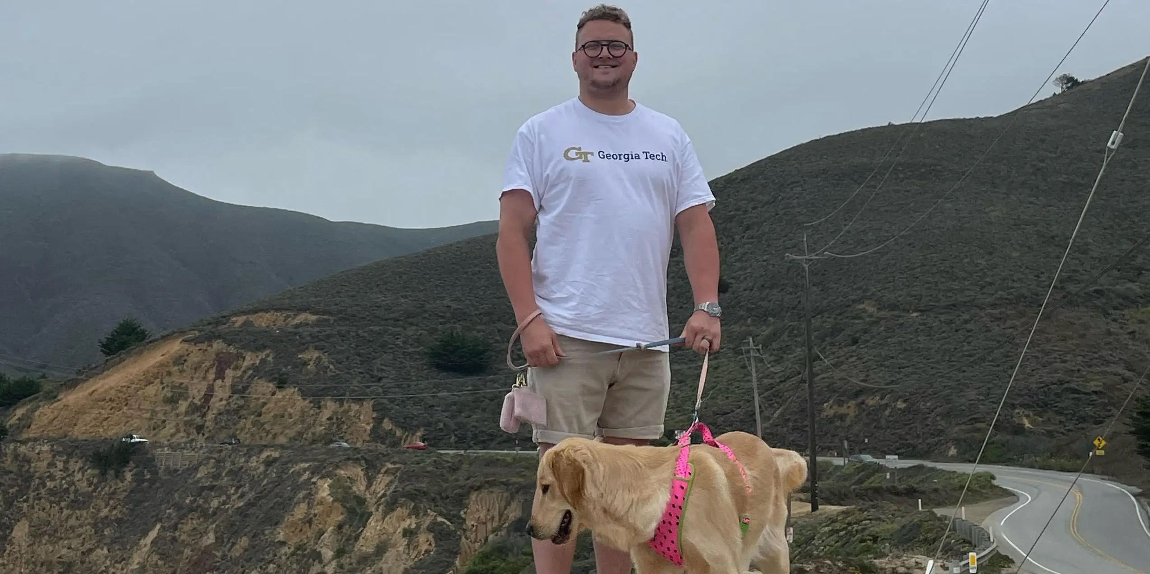 Zach Smith, fundador de Nova IA y su perro.