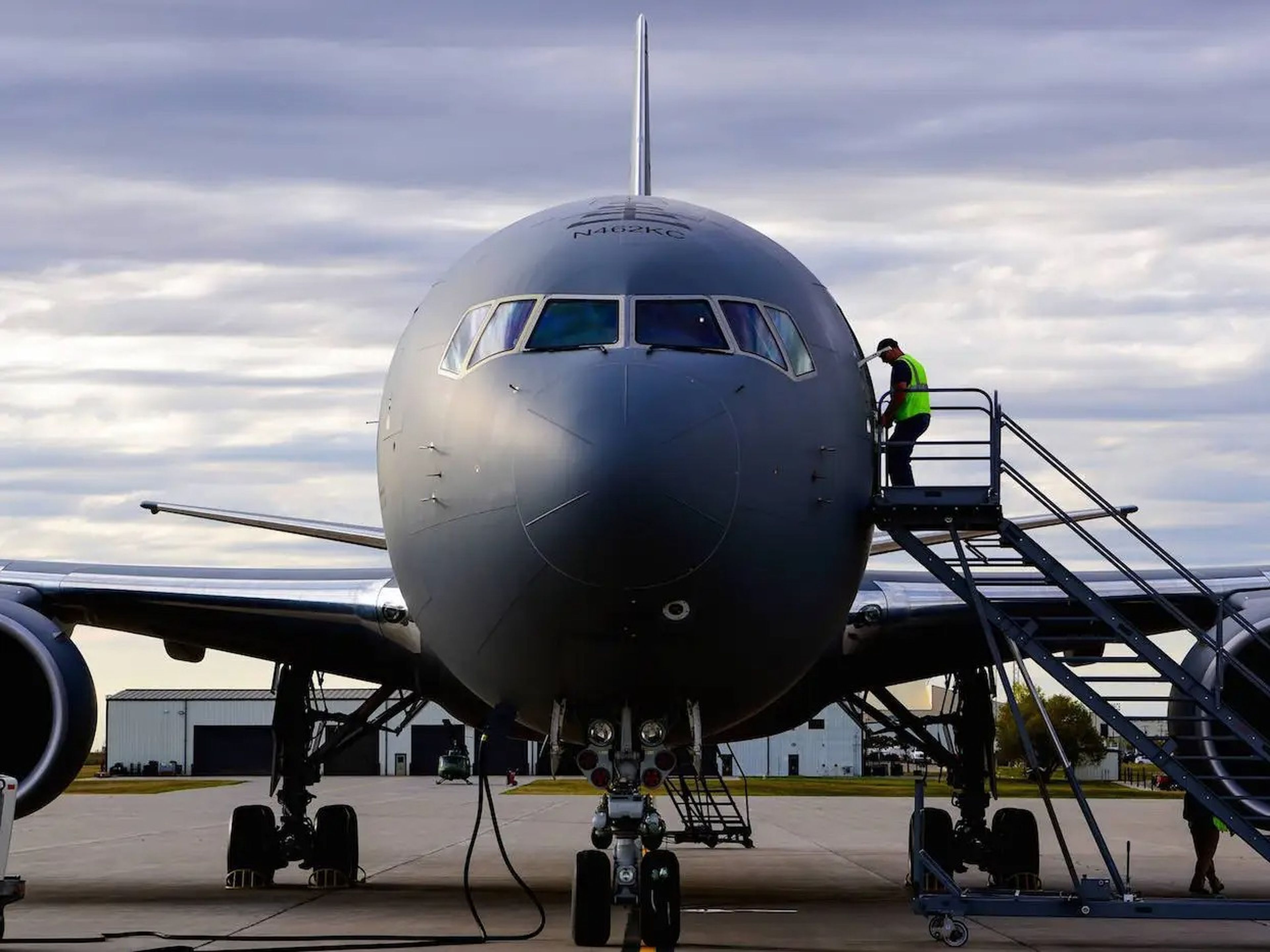 Un miembro de la tripulación del KC-46A comienza a descargar la carga en la Base de la Fuerza Aérea de Minot, Dakota del Norte, 17 de septiembre de 2018.