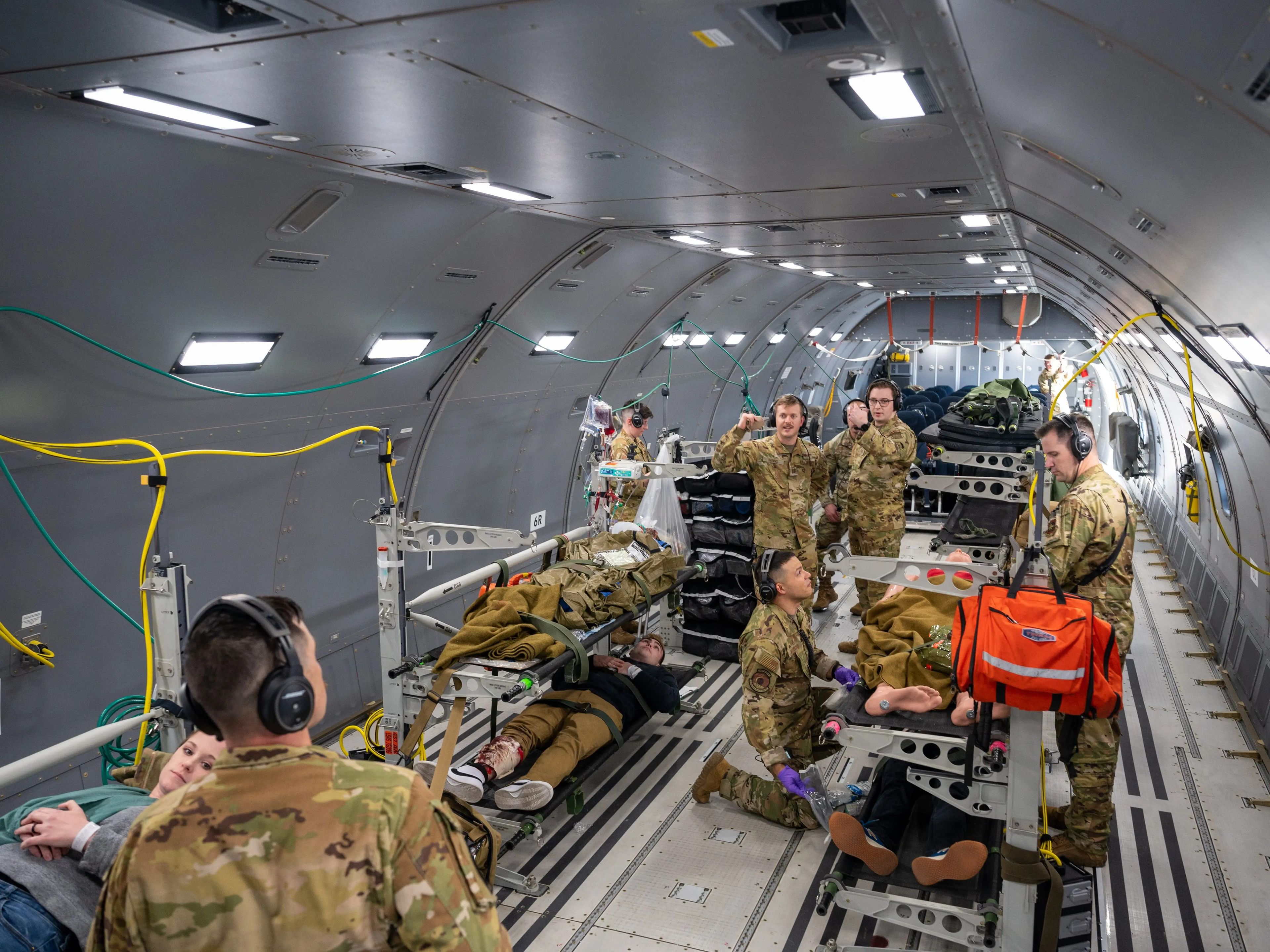 Aviadores del 344º Escuadrón de Reabastecimiento Aéreo del Equipo McConnell realizaron su primera Evacuación Aeromédica real el 15 de abril de 2023.