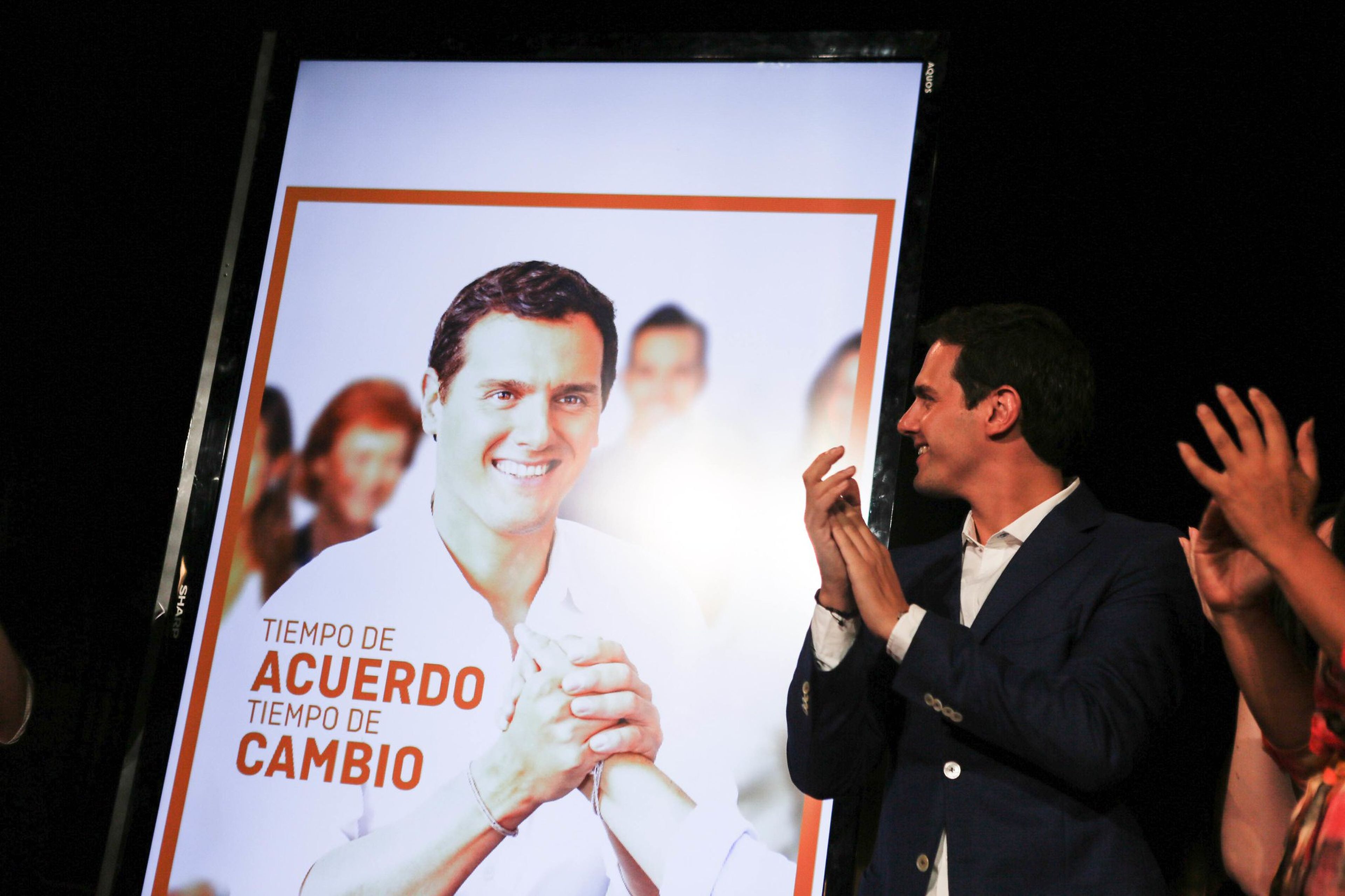 Albert Rivera descubre el eslogan electoral de Ciudadanos para las generales de 2016.