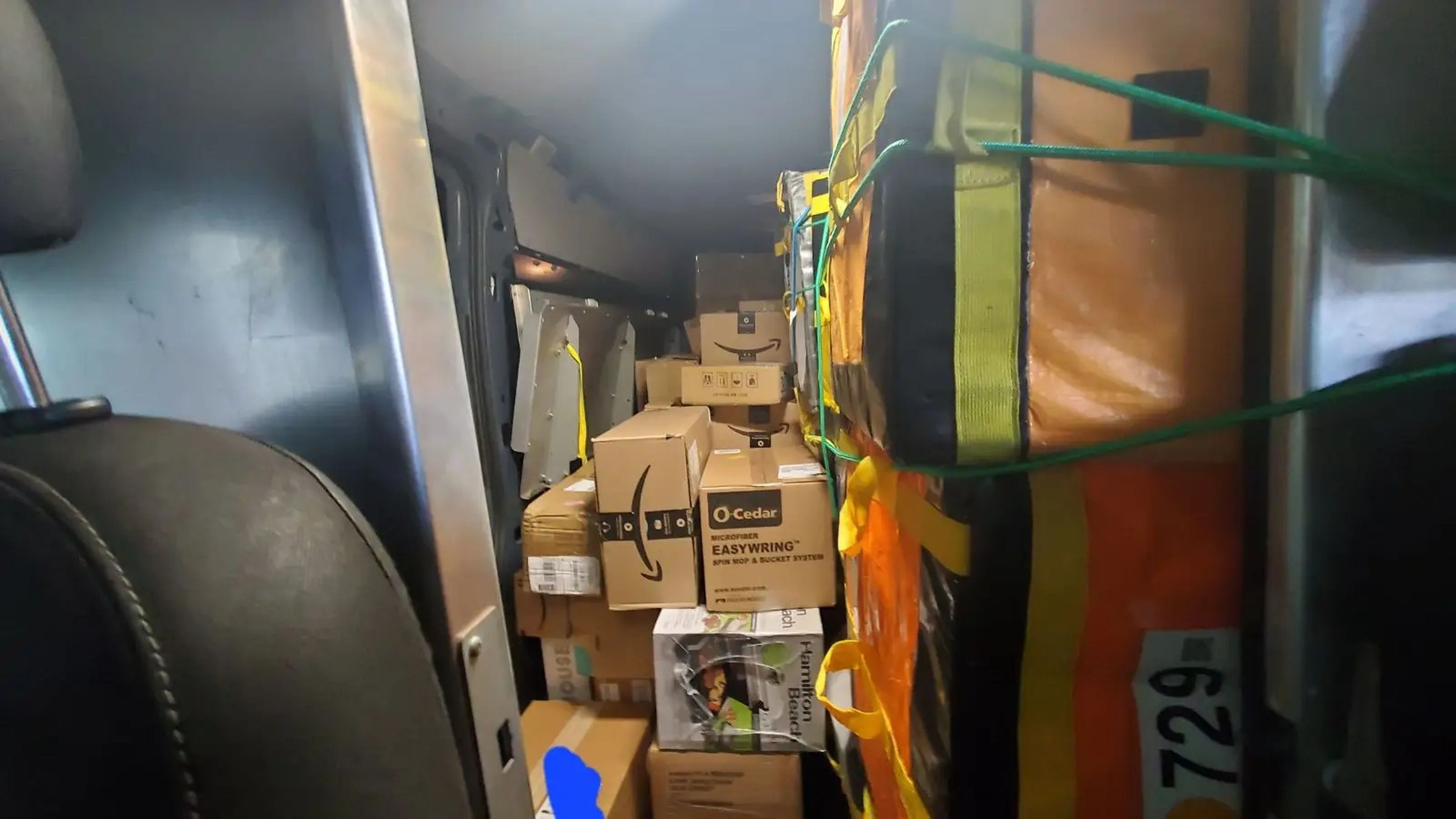 Un repartidor DSP de Amazon ha indicado que la empresa proporciona cuerdas elásticas a los conductores para mantener los paquetes en su sitio durante el Prime Day.