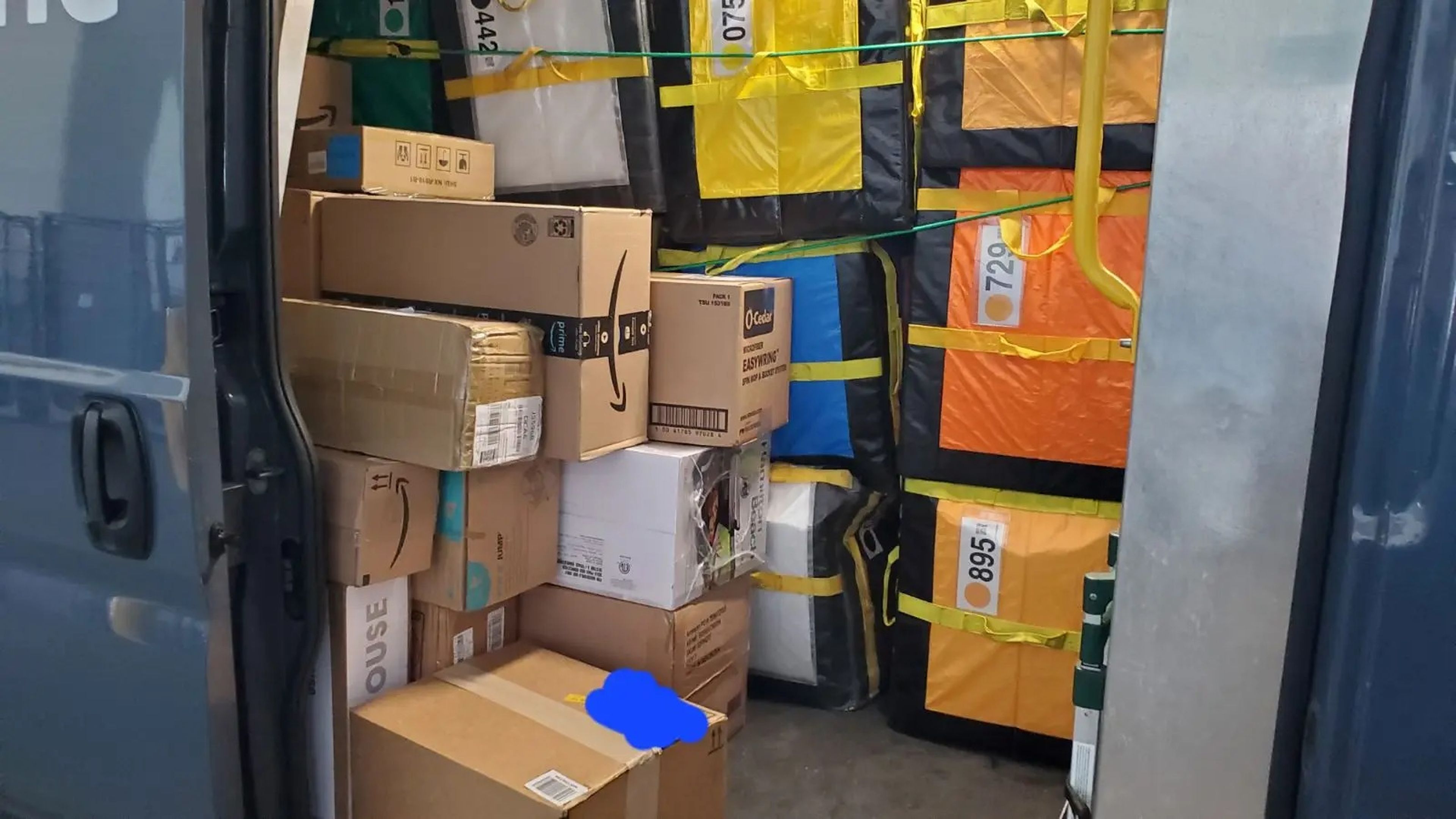 Los repartidores se enfrentan a montañas de paquetes y a largos turnos para asegurarse de que las entregas llegan a tiempo durante la temporada del Prime Day de Amazon.