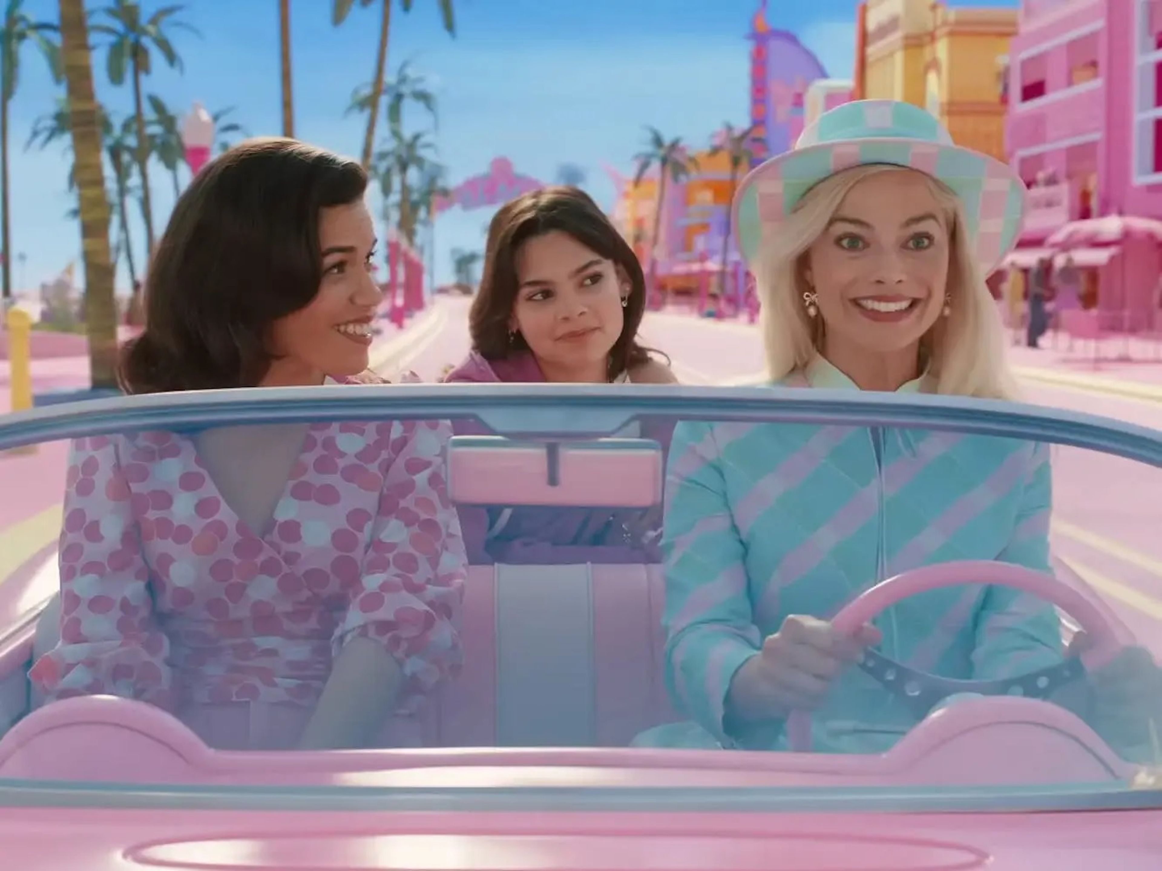 America Ferrera como Gloria, Ariana Greenblatt como Sasha, y Margot Robbie como Barbie.
