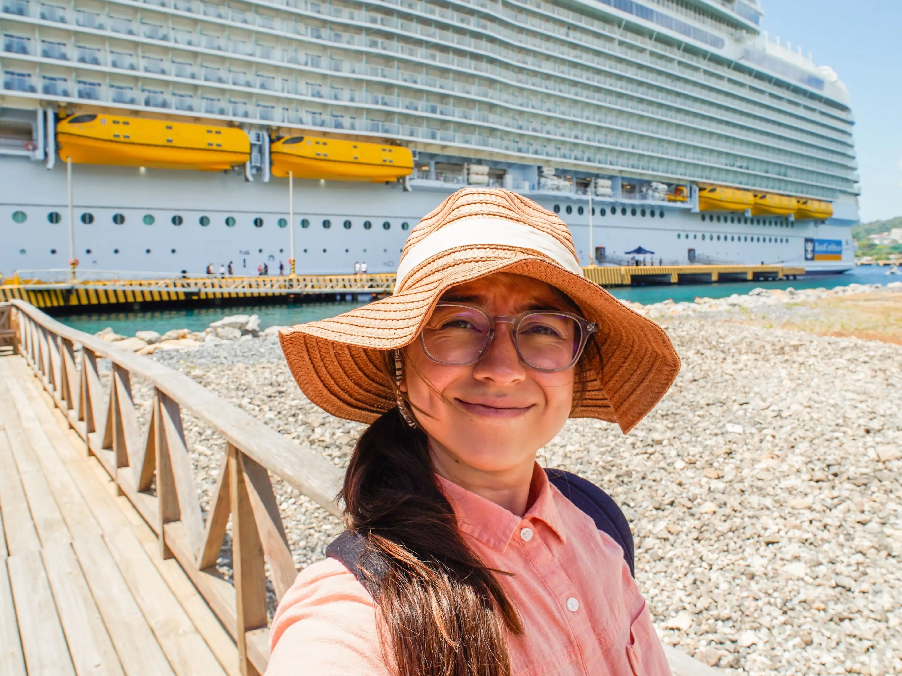 La autora en el puerto frente al crucero más grande del mundo.