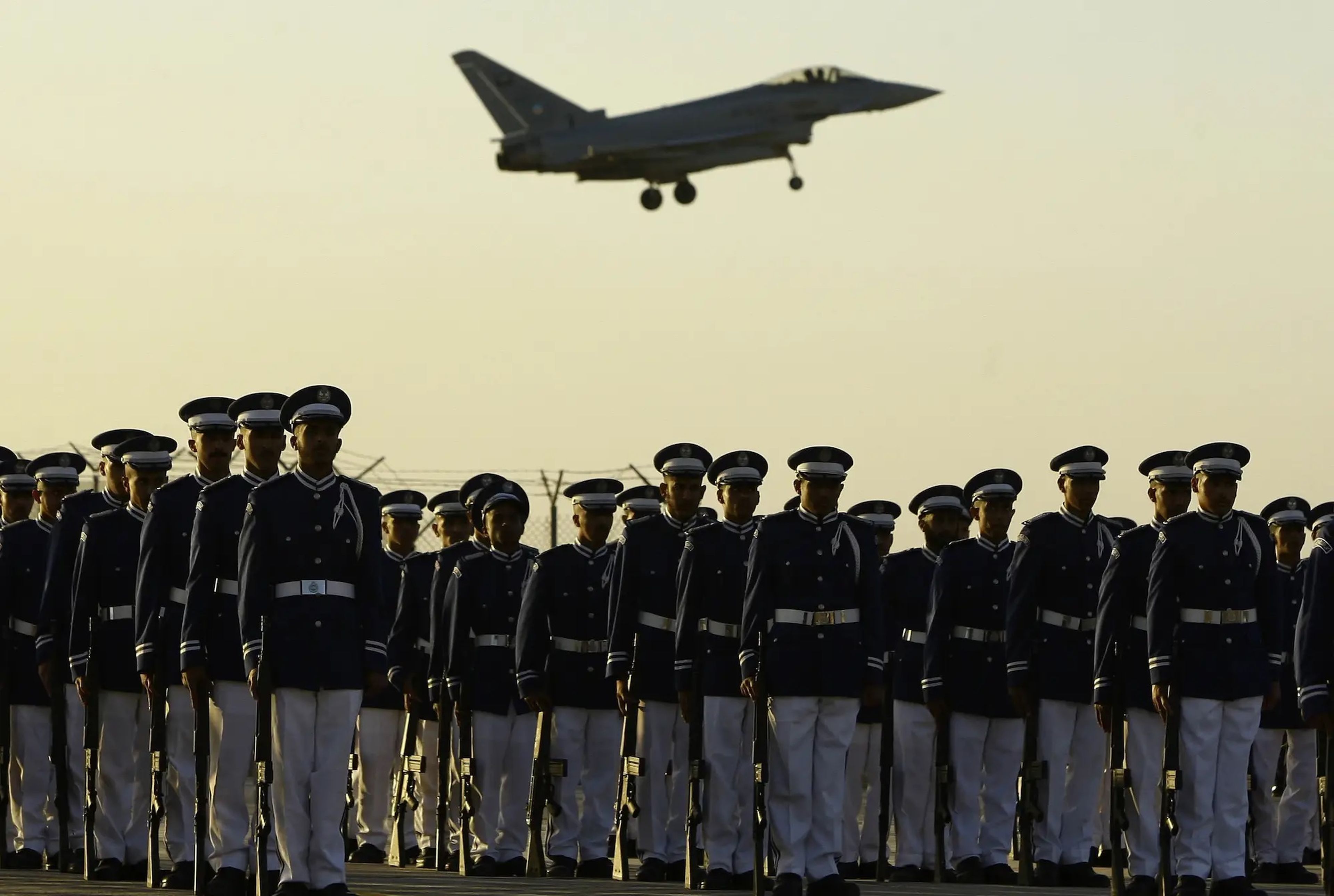 Un avión de las fuerzas aéreas saudíes vuela en formación durante una ceremonia de graduación de oficiales de las fuerzas aéreas en el colegio militar Rey Faisal de Riad.