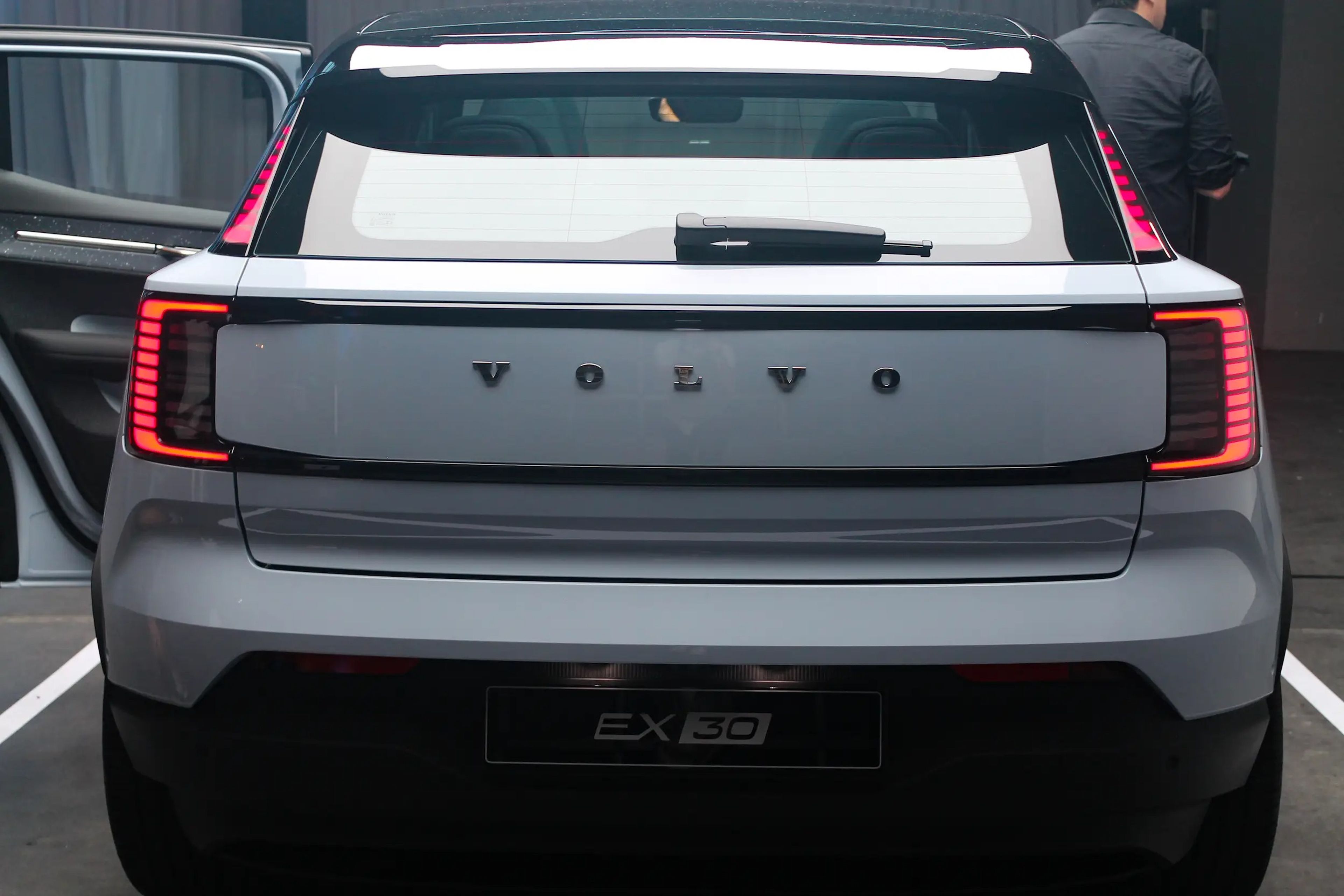 La parte trasera del Volvo EX30, con luces de freno de aspecto elegante y el logotipo de Volvo en el centro.