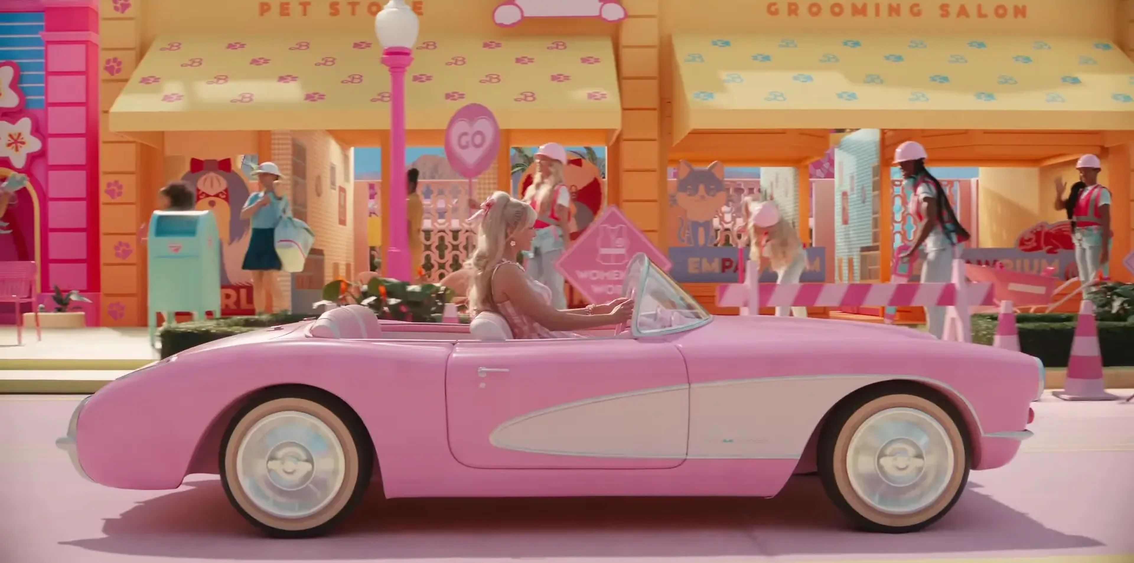 La Barbie estereotípica conduciendo.